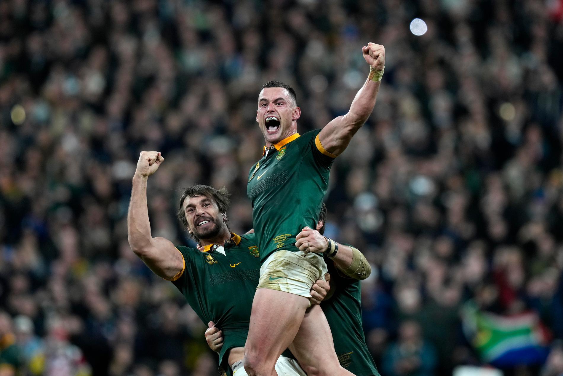 Jesse Creel e Ben Itzith celebrano la vittoria del Sud Africa nella Coppa del mondo di rugby il 28 ottobre. 