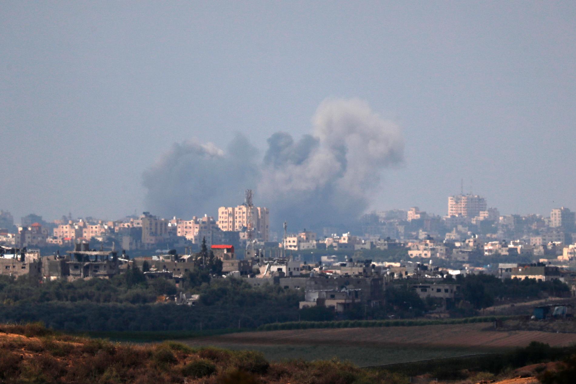 GAZA: Røyk stiger opp fra Beit Lahiya på Gazastripen søndag etter israelske luftangrep. 