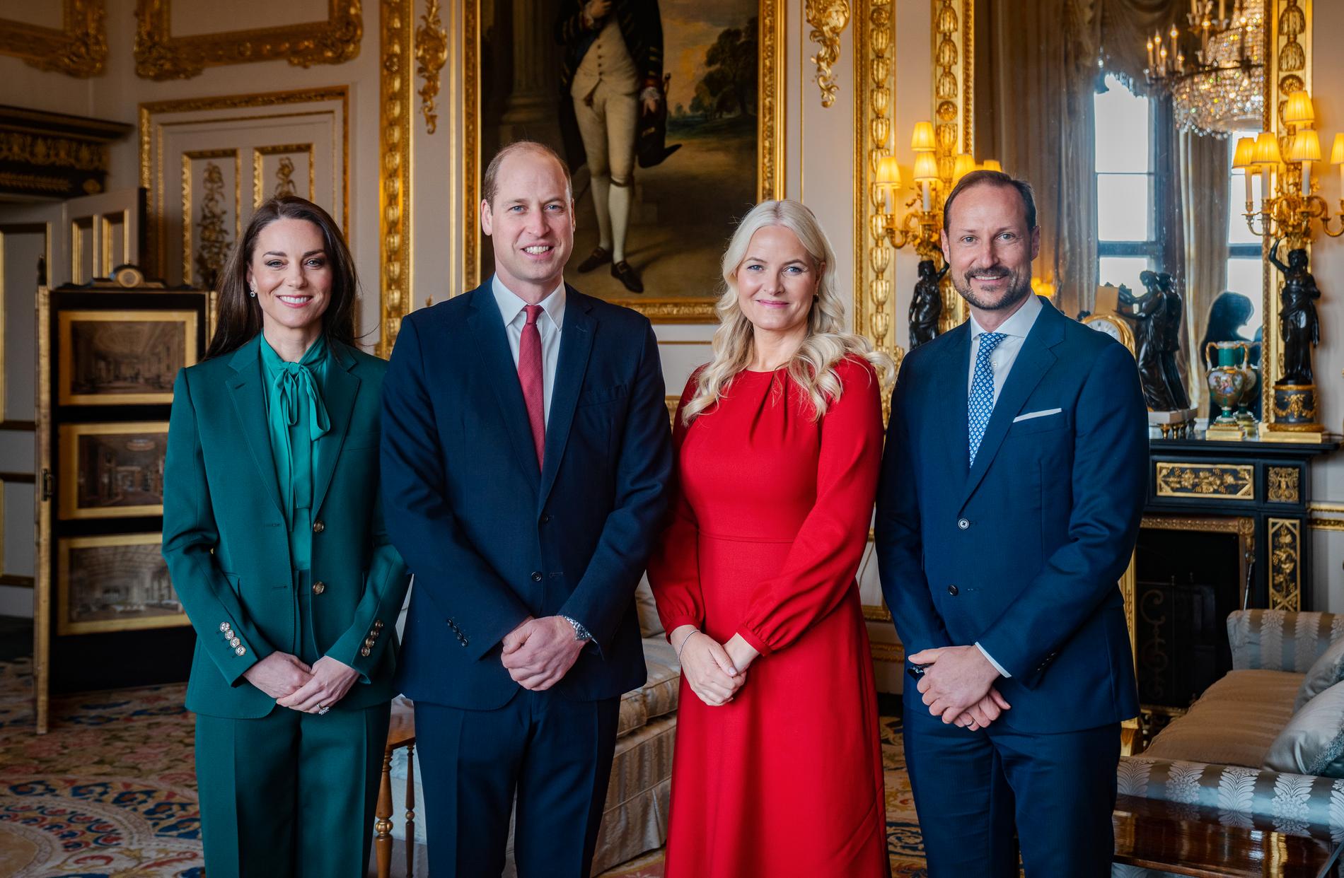 TRONARVINGER: Prinsesse Catherine, prins William, kronprinsesse Mette-Marit og kronprins Haakon i Windsor Castle under kronprinsparets offisielle besøk til Storbritannia mars 2023.