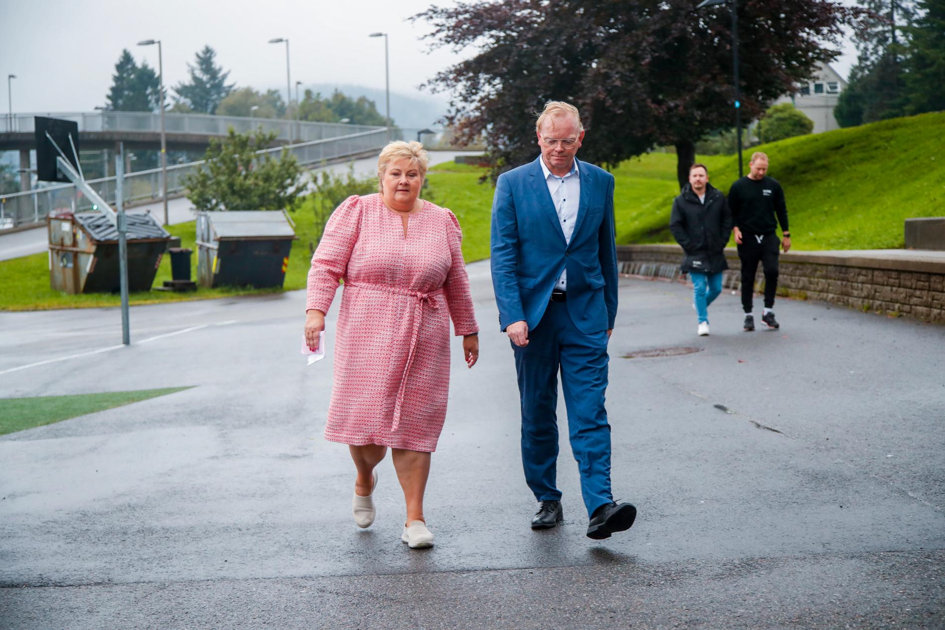  Erna Solberg og Sindre Finnes stemte sammen på Skjold skole i Bergen.