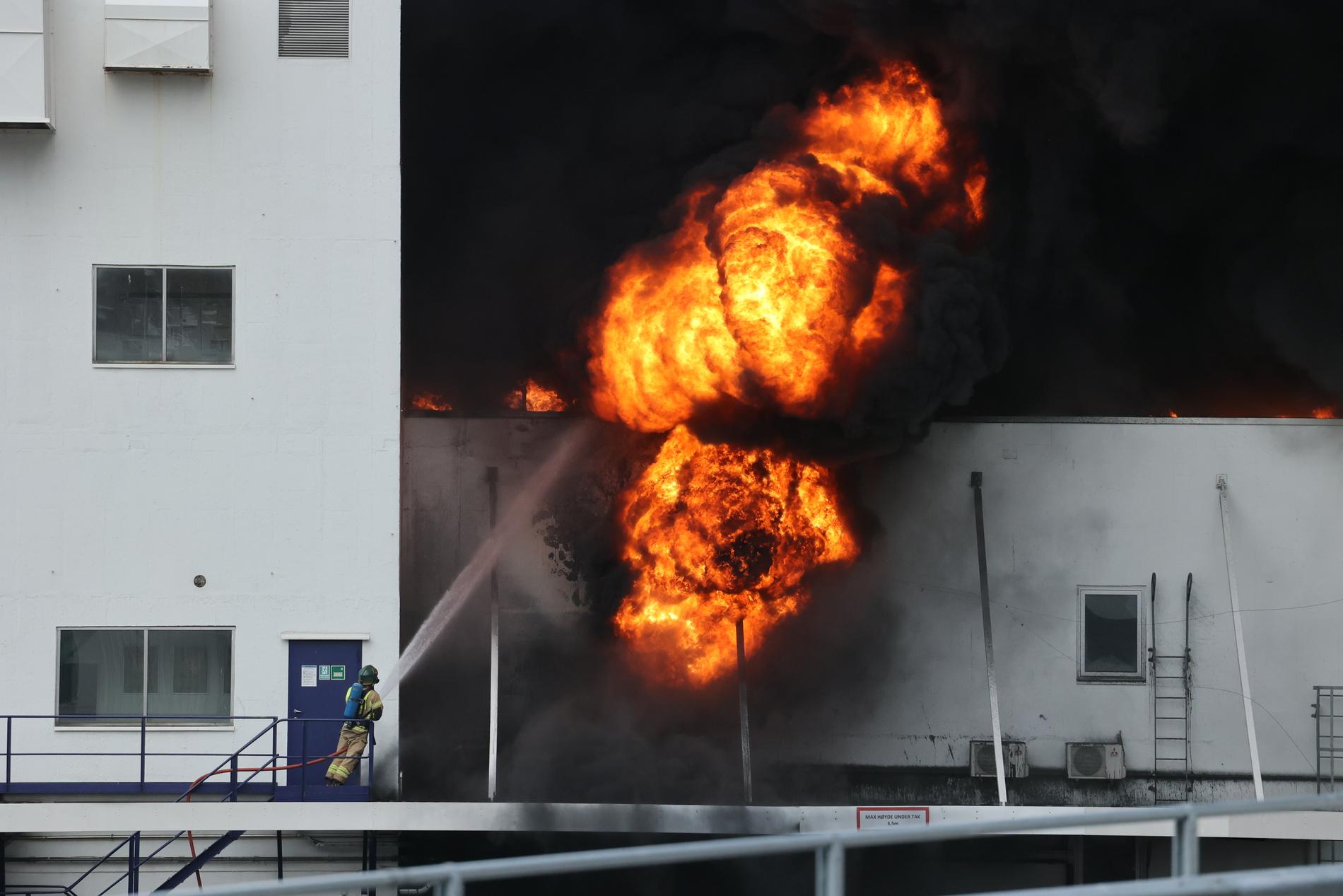 SÅNN VAR DET: Brannmannskaper kjemper her mot flammene ved Jotun i Sandefjord.
