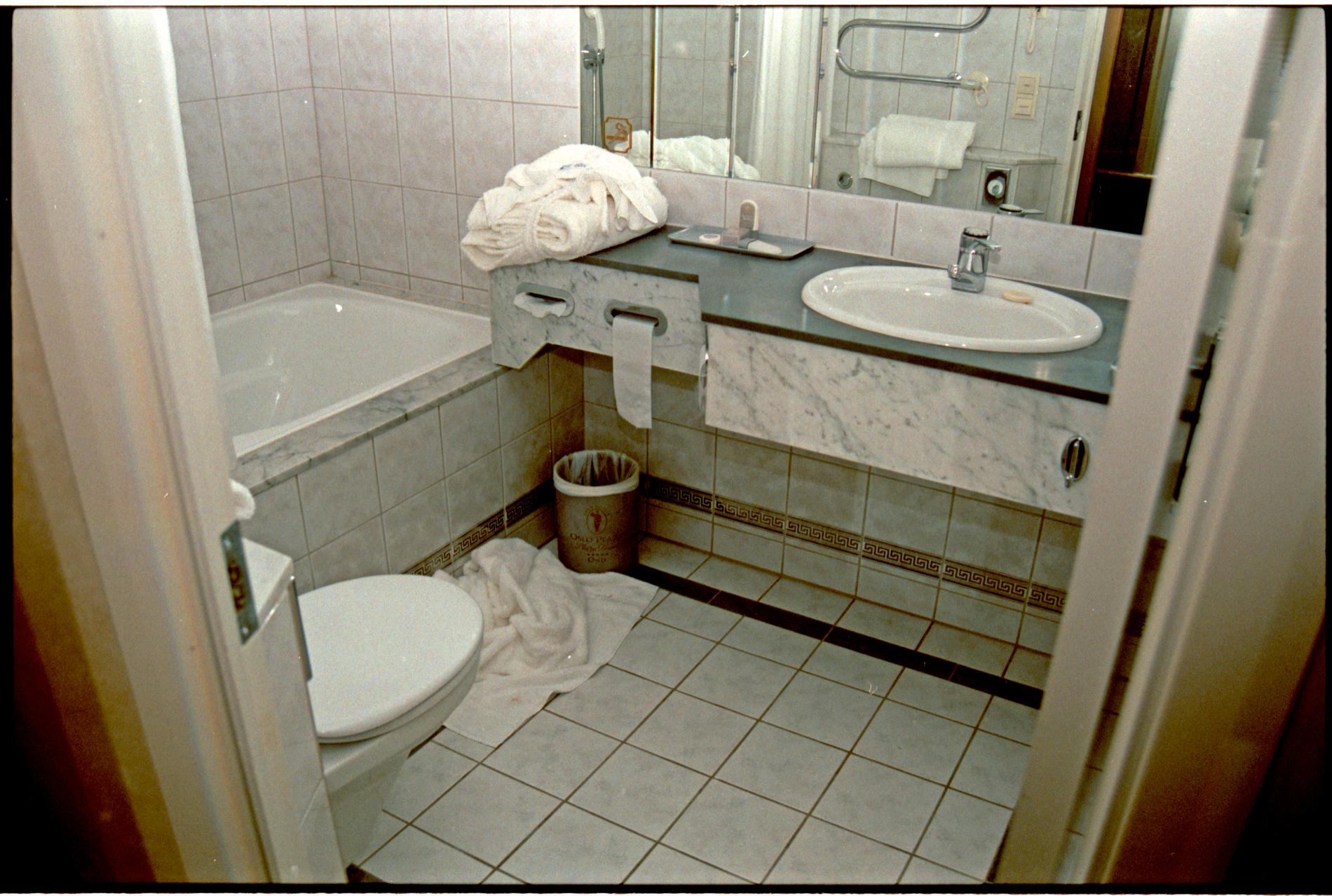 LAST BATH: On the bathroom floor lay a used bath towel. Photo: POLICE.