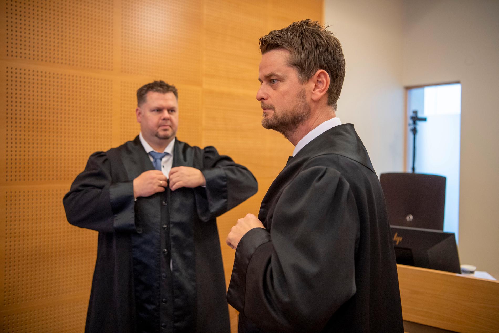 IN DISTRICT COURT: Defense lawyer Stian Kristensen and Stian Bråstein (TV) sat next to Vassbakk in Haugesund in February, when the case first came to trial.