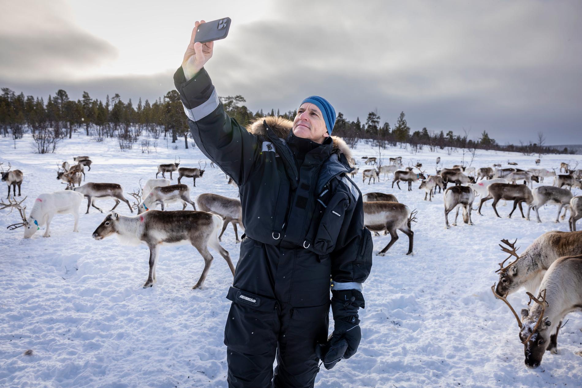 FRIERFERD: Jonas Gahr Støre har flere ganger besøkt Finnmark - her fra da han i vinter besøkte reindriftsaktører like etter Fosen-demokstrasjonene i Oslo. Likevel har velgerne vist ham ryggen i det tradisjonelle Ap-fylket.