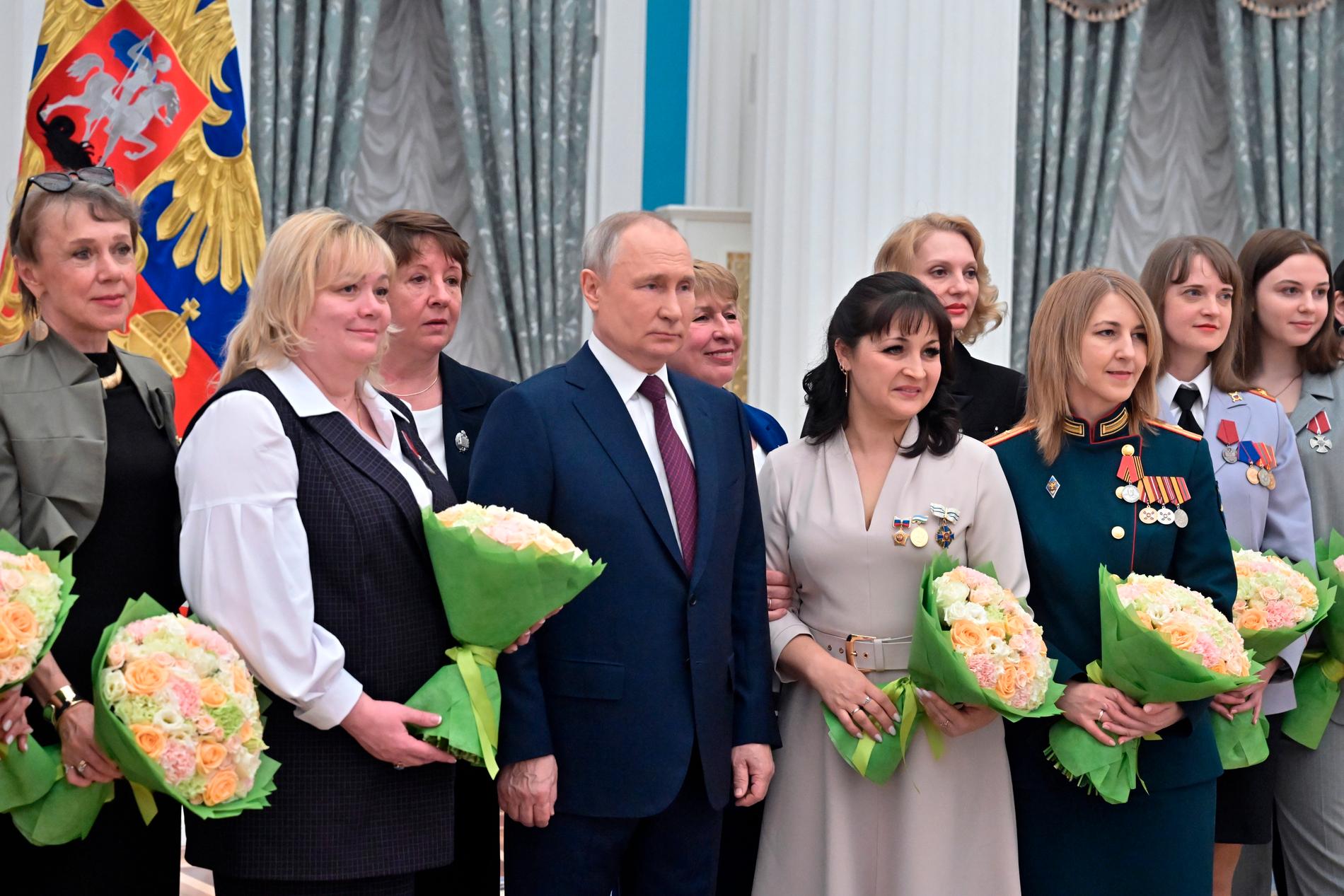 Putin hands over state orders to women in war: – Part of propaganda