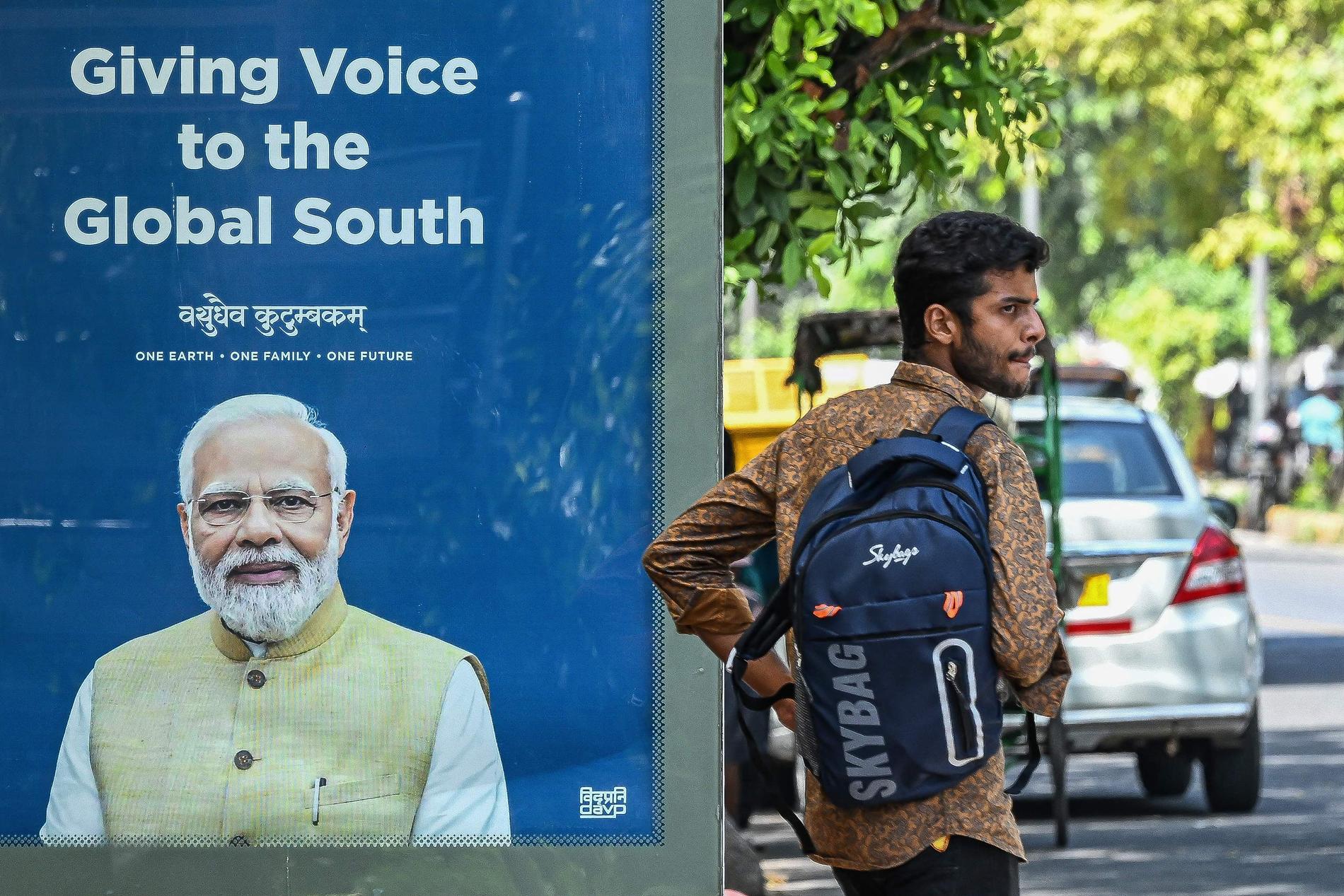 Portavoce del Sud: Un passante passa davanti a una foto del primo ministro Narendra Modi a Nuova Delhi.