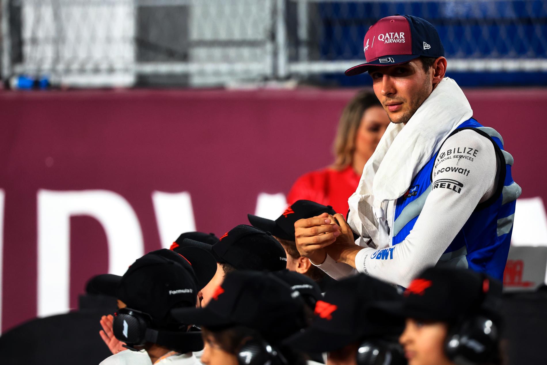 Lancia nel casco: Esteban Ocon ha indossato il suo casco a causa del caldo estremo in Qatar.