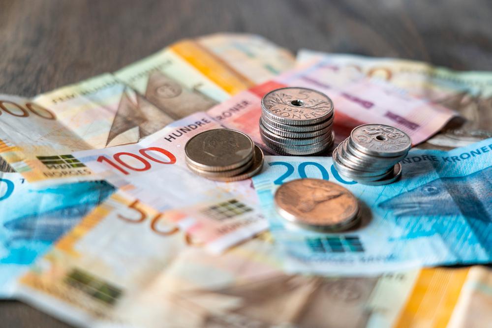 Bildet viser norske penger på et bord