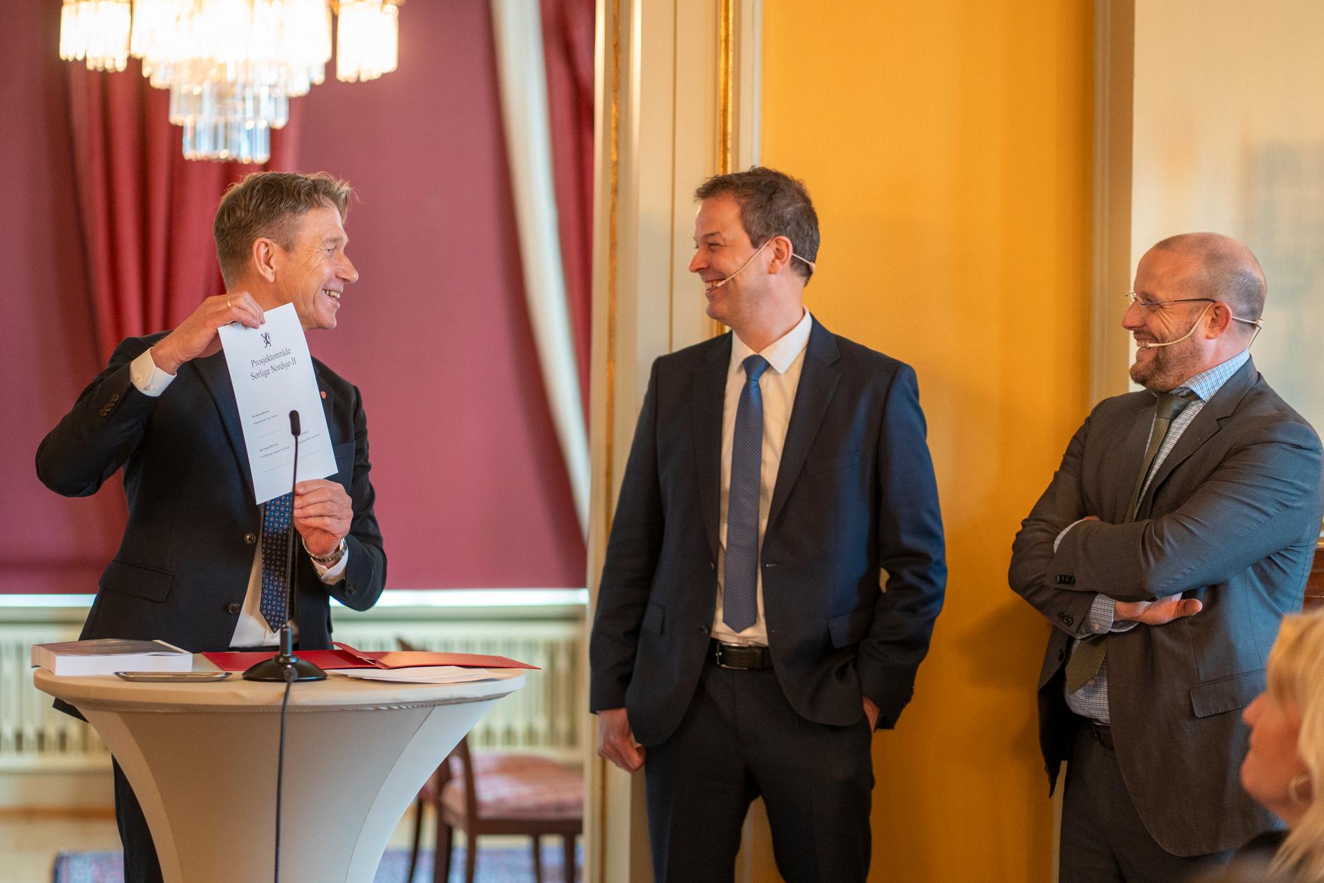 Energiminister Terje Aasland (Ap) med Peter van der Poel, administrerende direktør i Ingka (i midten) og François van Leeuw, konsernsjef i Parkwind, viser fram den nylig signerte kontrakten om utbyggingen av havvind i området Sørlige Nordsjø II. 