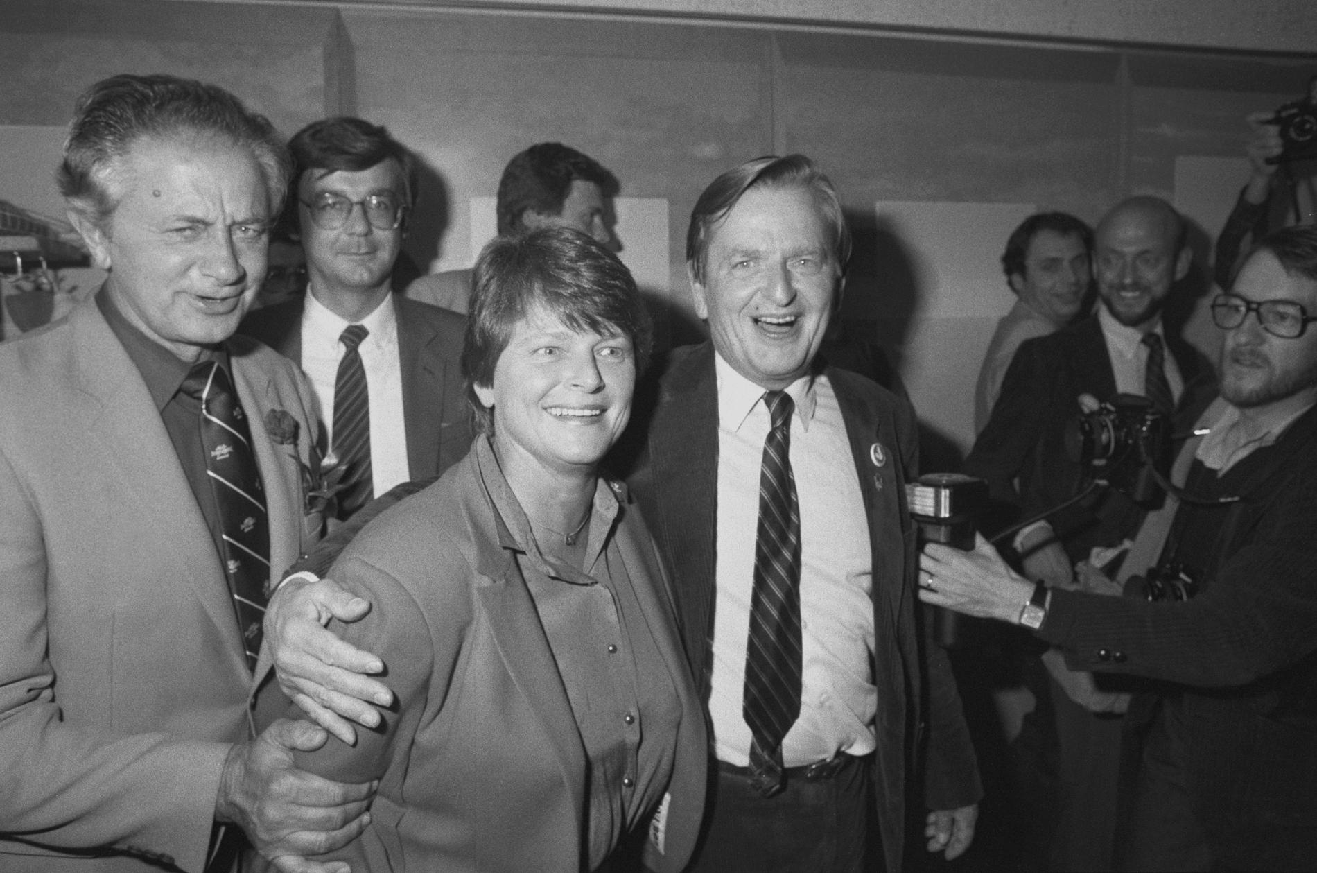 NÆRE BÅND MED SØTA BROR: Nyvalgt statsminister Olof Palme med hånden rundt daværende parlamentarisk leder i det norske Arbeiderpartiet, Gro Harlem Brundtland. 