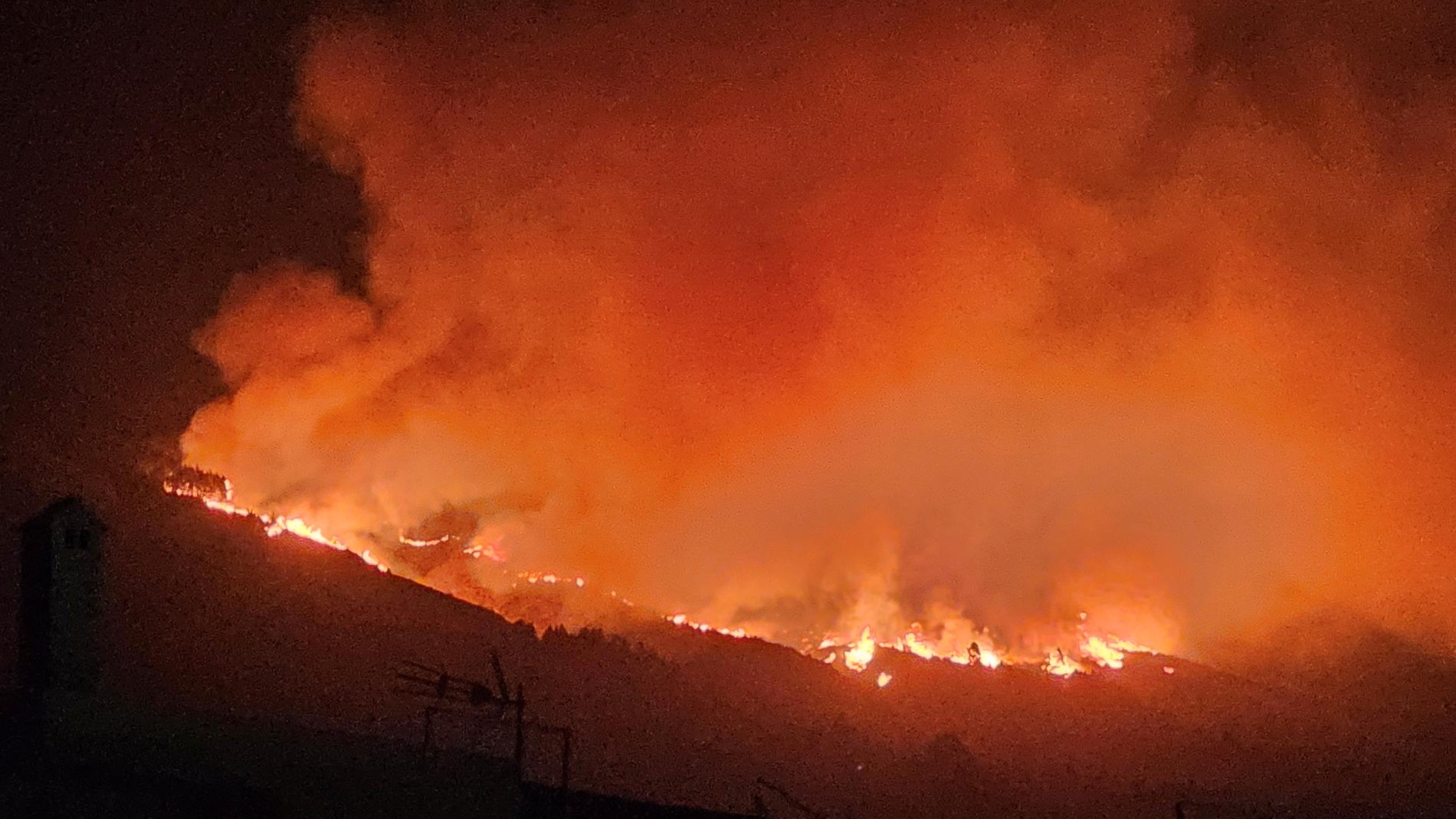 Diverse città sono state evacuate dopo gli incendi boschivi a Tenerife