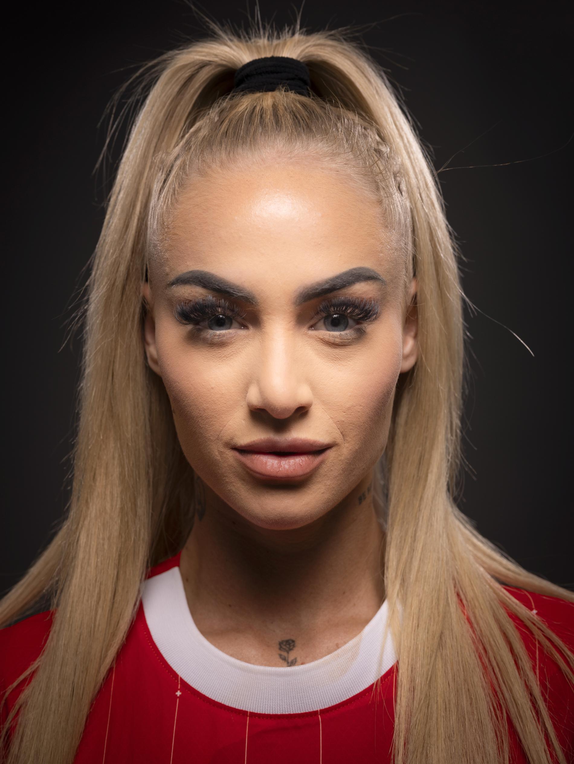 Alisha Lehmann: A Social Media Sensation - 4a84jgy