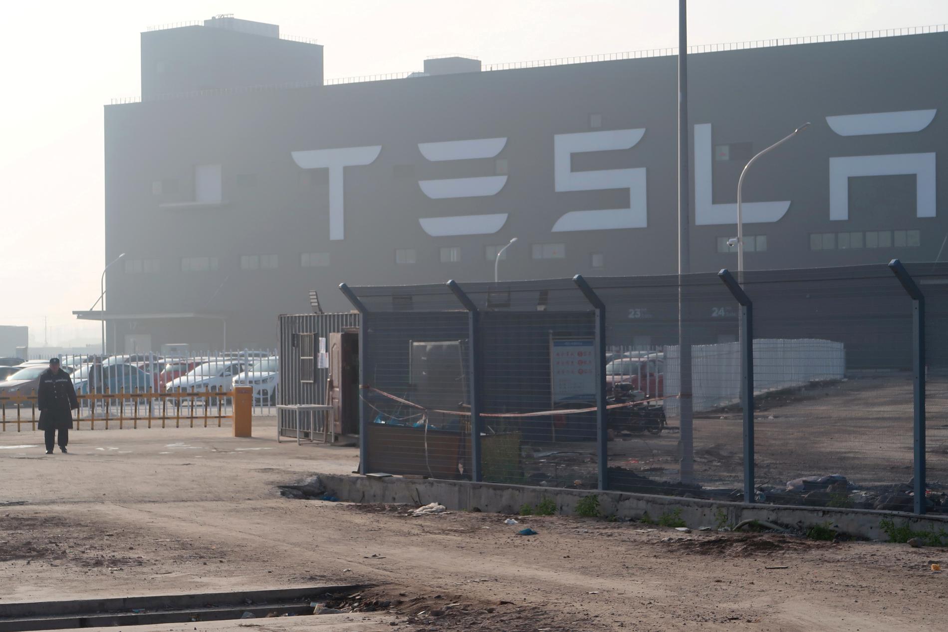 Tesla chiuderà la fabbrica per due settimane – E24