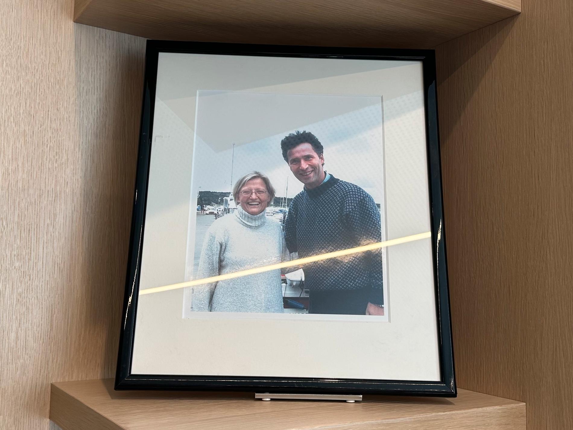 PÅ KONTORET: Jens Stoltenberg har et bilde av Anna Lindh og ham selv fra Hvaler-besøket på kontoret sitt i Natos hovedkvarter i Brussel.