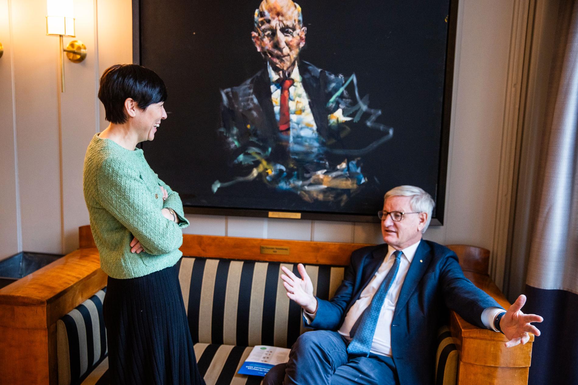 SÍ: Ine Marie Eriksen Søreide recibió ayuda de la UE del ex primer ministro sueco, Carl Bildt.