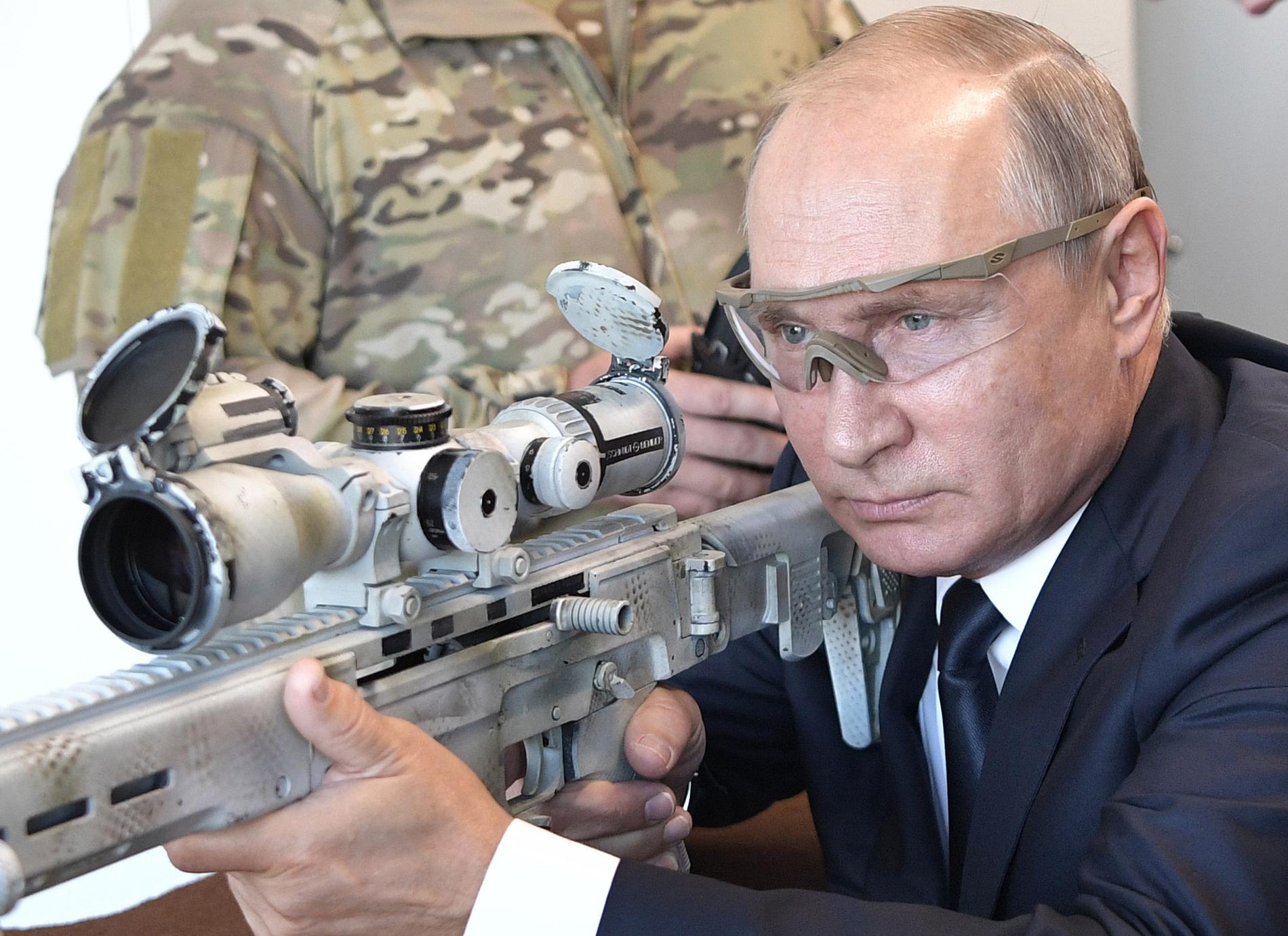 Russia: Schoolchildren learn how to use Kalashnikovs