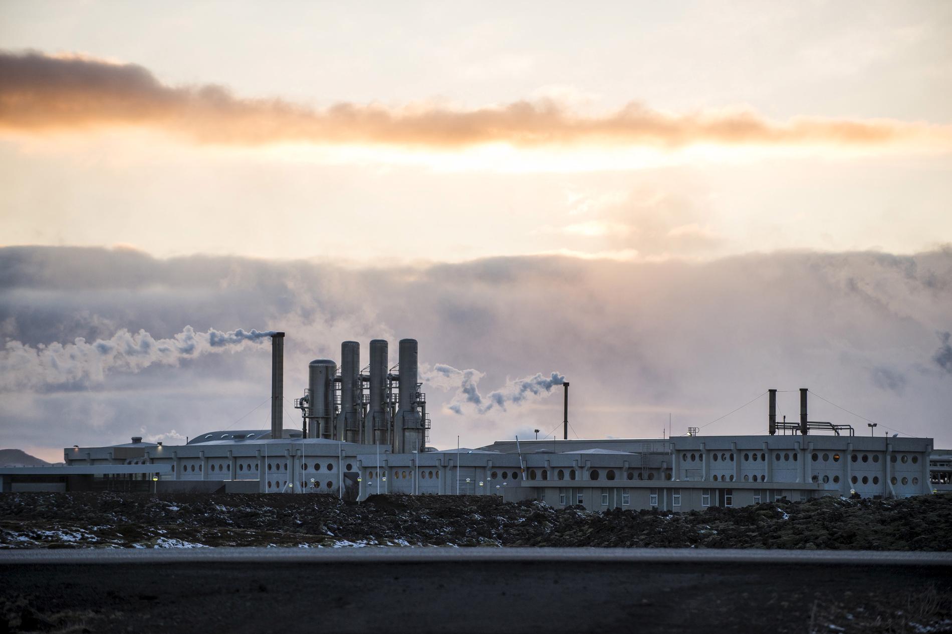 Iceland takes action: urgently builds wall to protect power plants