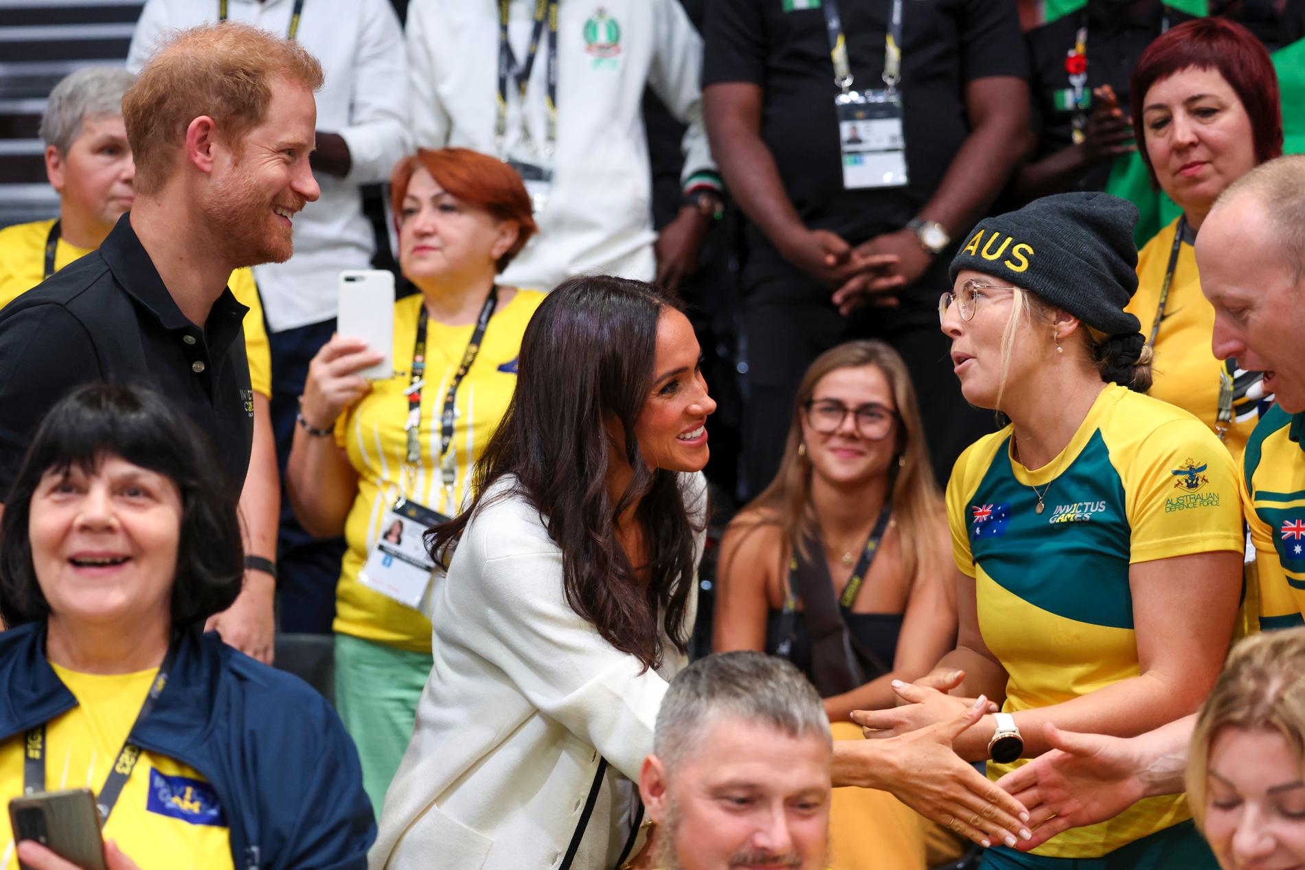 Strette di mano: il principe Harry e la duchessa Meghan incontrano i partecipanti a una partita di rugby su sedia a rotelle.