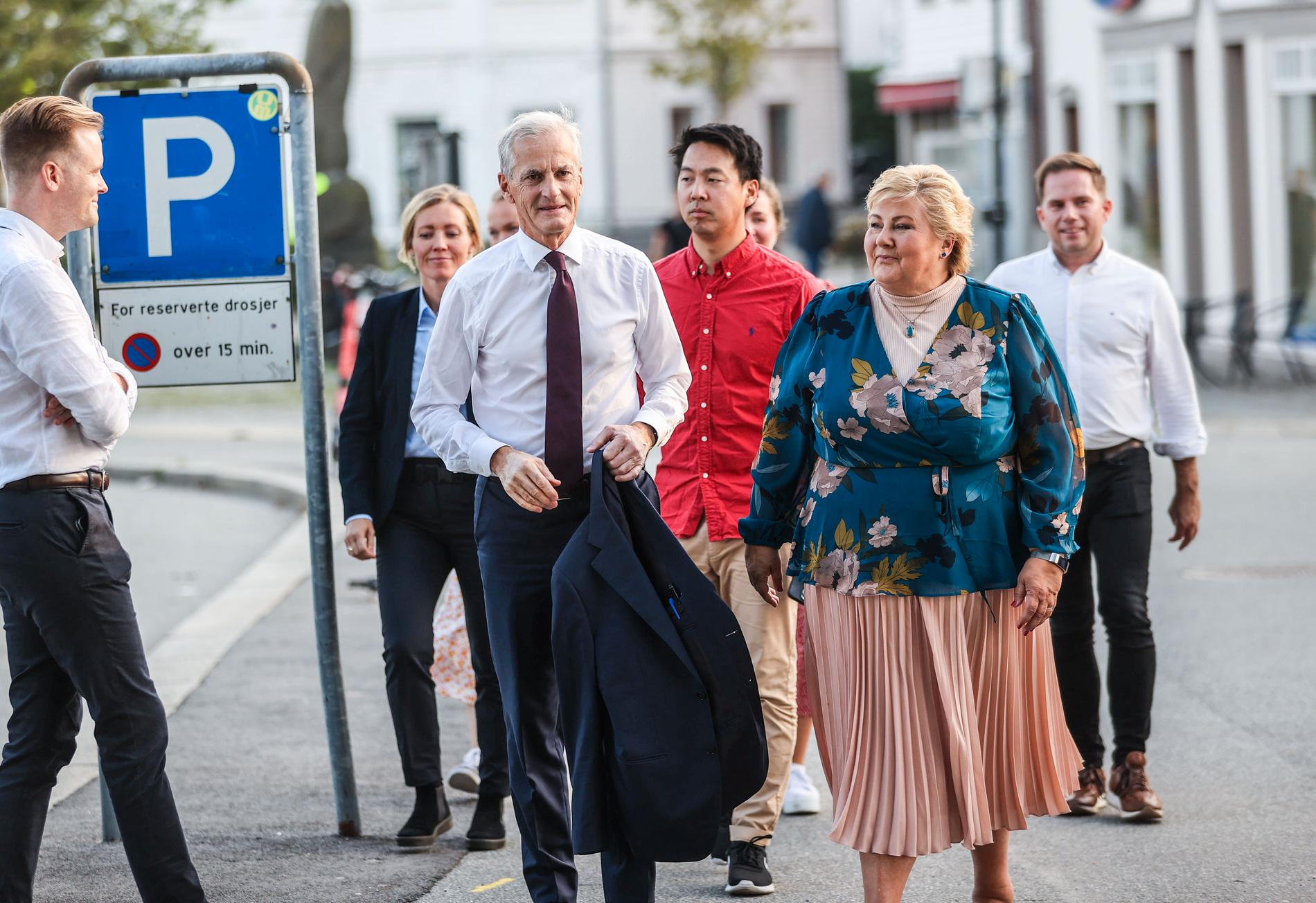 DISAGREE: Erna Solberg believes that her husband's share trading is too extensive to review old decisions.  The successor Jonas Gahr Støre says that she must answer all questions.  Here from Stavanger in the election campaign.
