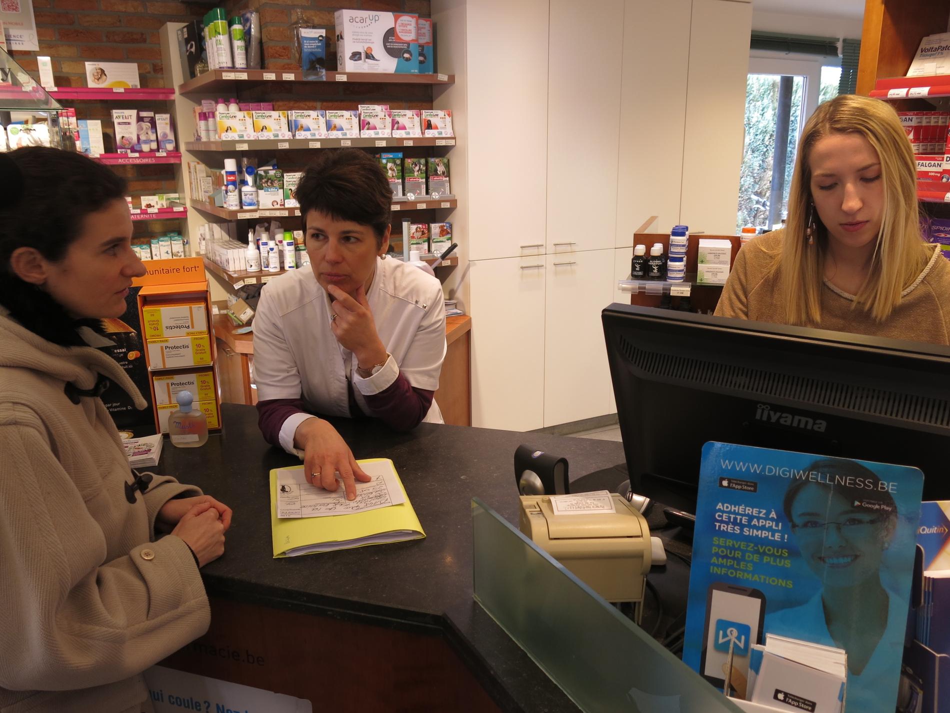 UNKNOWN: For Beatrice Destexhe and Emanuelle Voss at the pharmacy in Verlaine, what the Plaza woman wrote makes no sense. VG representative Isabelle Valette (left). Photo: LARS CHR. WEGNER.