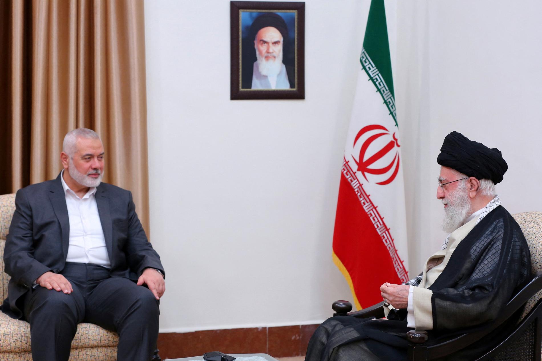 Hamas superiore: il leader di Hamas Ismail Haniyeh visita il leader supremo iraniano Ali Khamenei nel giugno di quest'anno. 