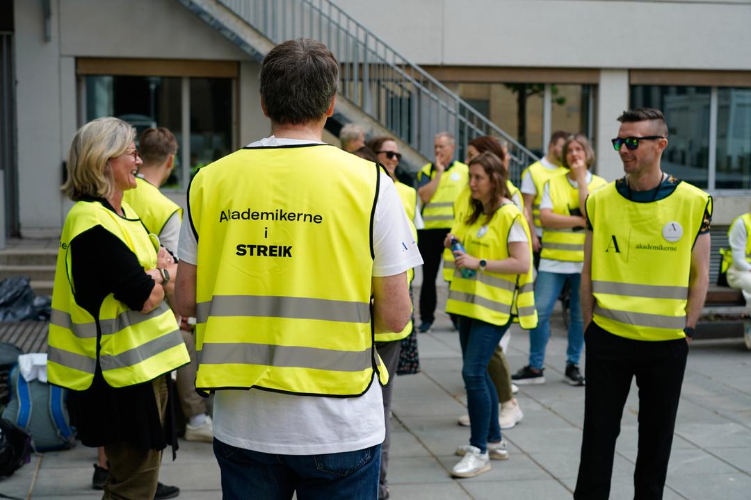 Regjeringen ønsker å gå tilbake til forhandlingsbordet – det samme gjør de streikende