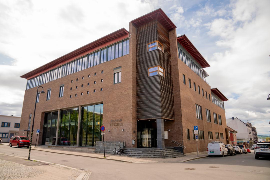 Mann dømt til 21 års fengsel for rundt 300 voldtekter av stedatteren