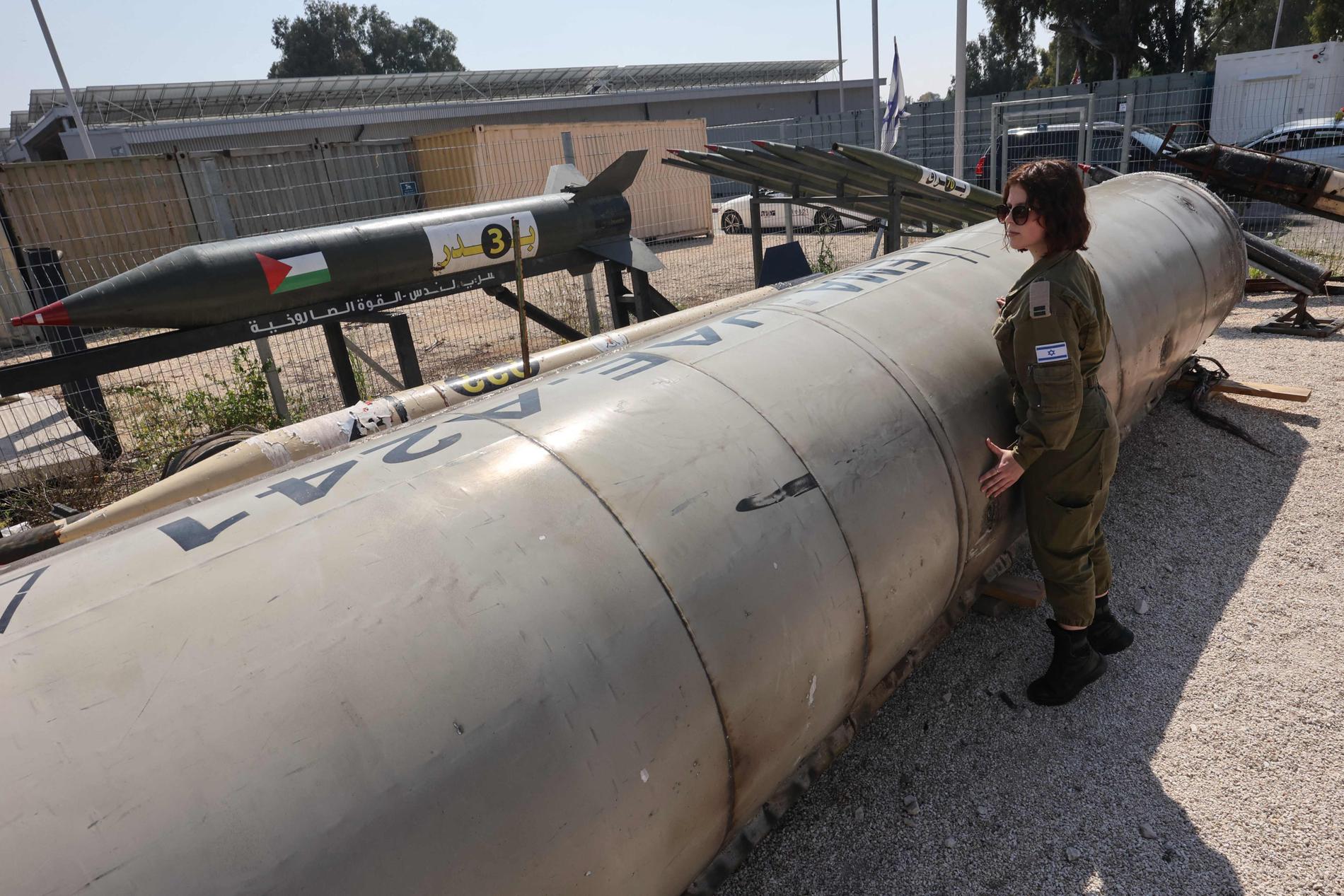Det israelske militæret viser frem en ballistisk missil som angivelig ble skutt av Iran mot Israel fredag 12. april.