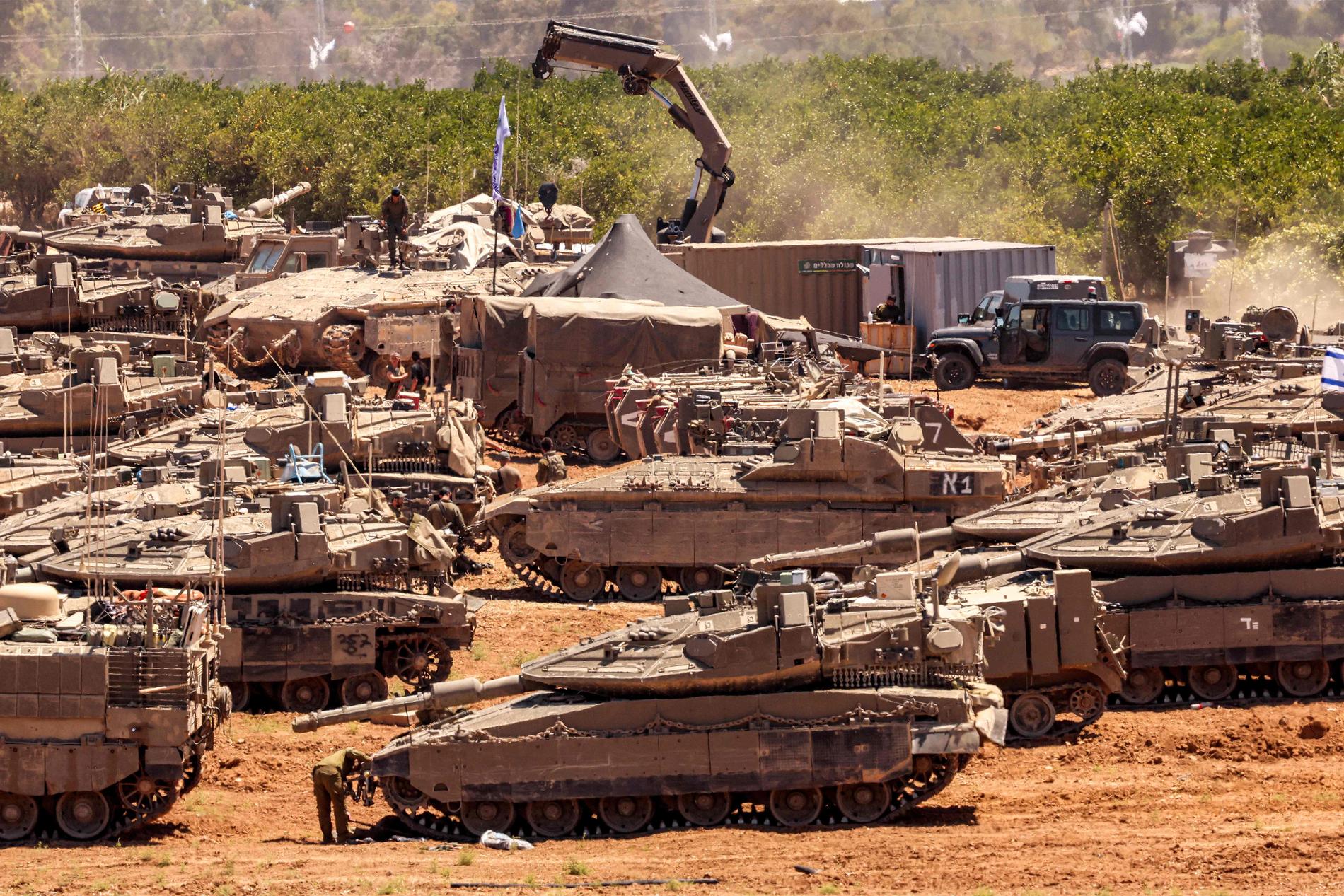  Israelske tanks på grensen mot Gaza. 