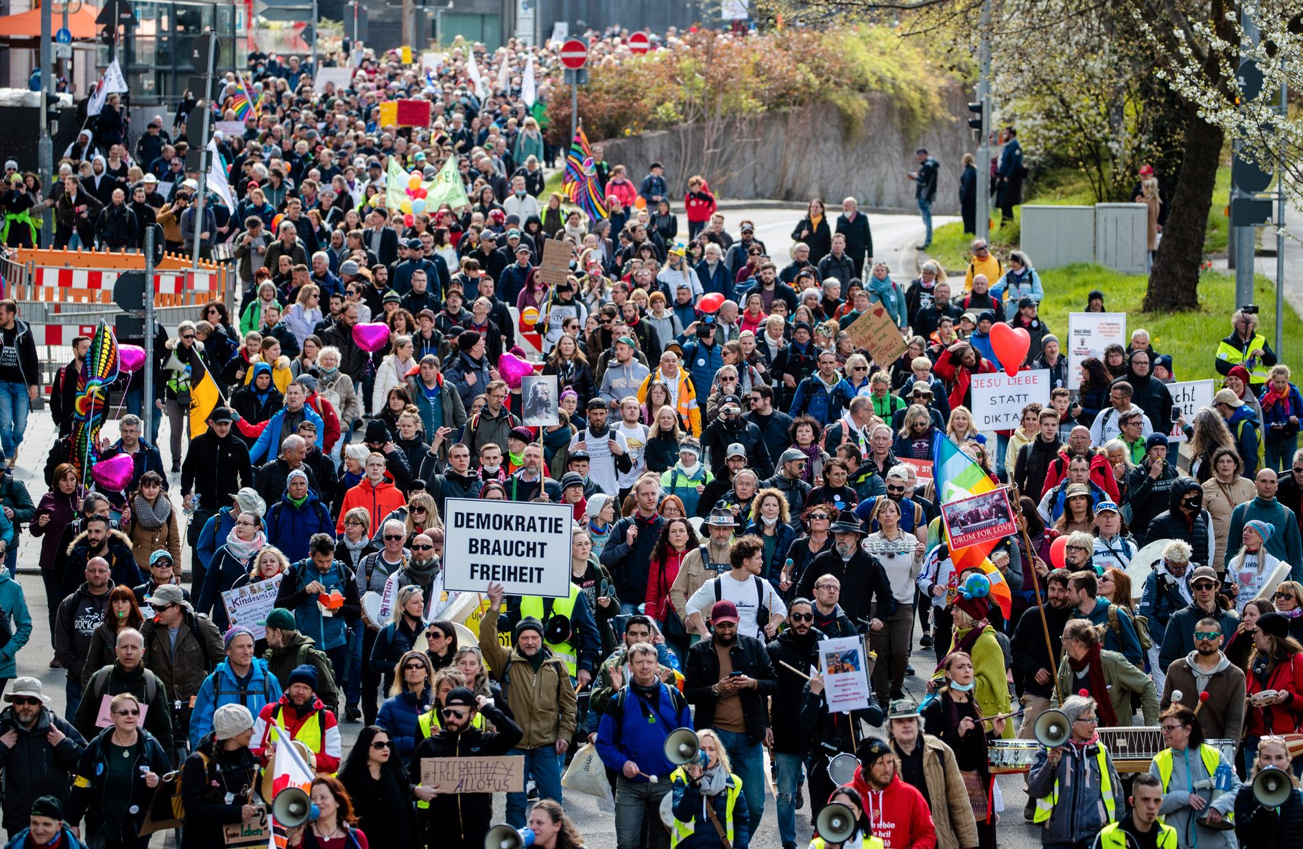Tusenvis demonstrerer mot coronarestriksjoner i Stuttgart