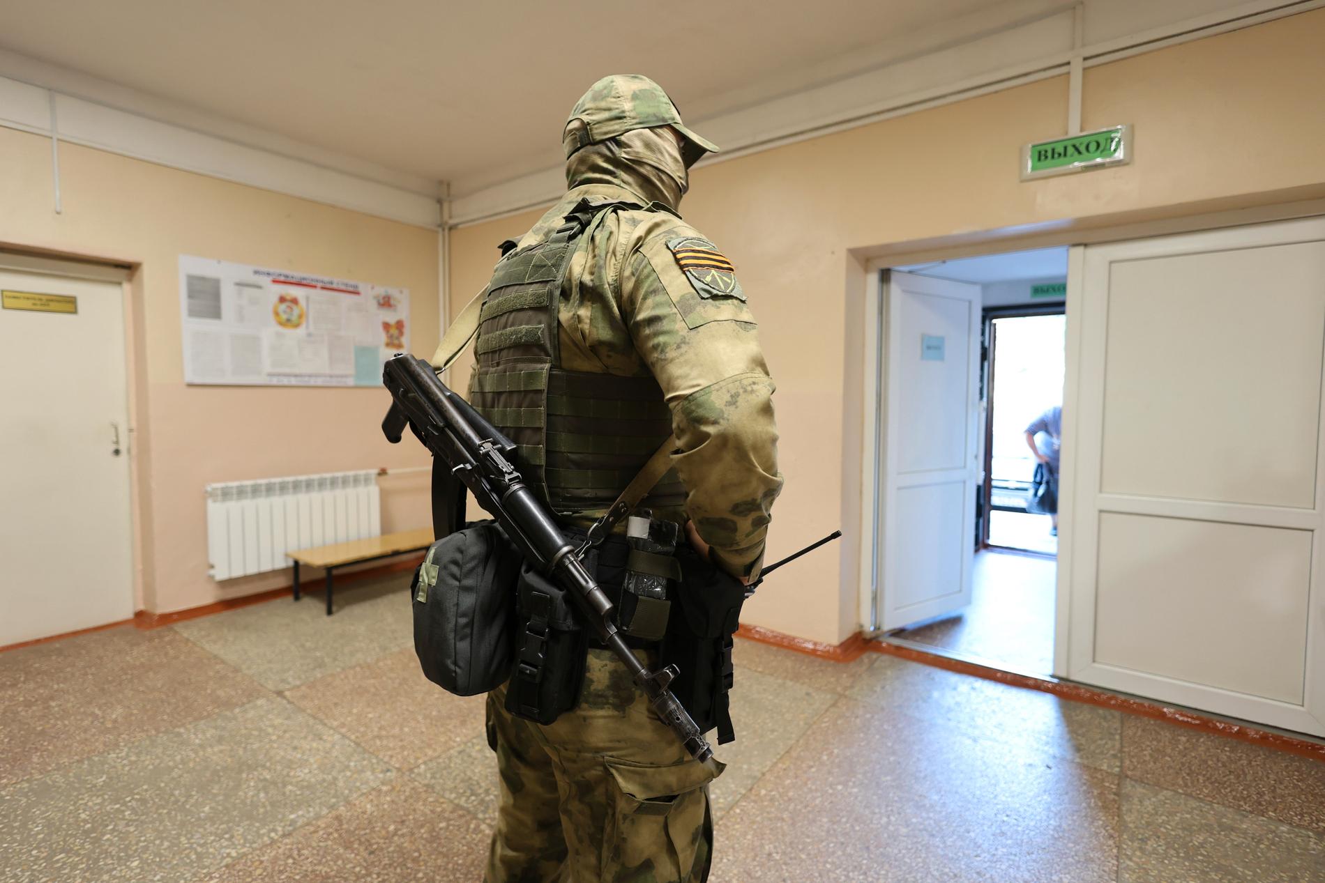 This is how voters in the Donetsk region greeted the weekend: an armed soldier at the polling stations.
