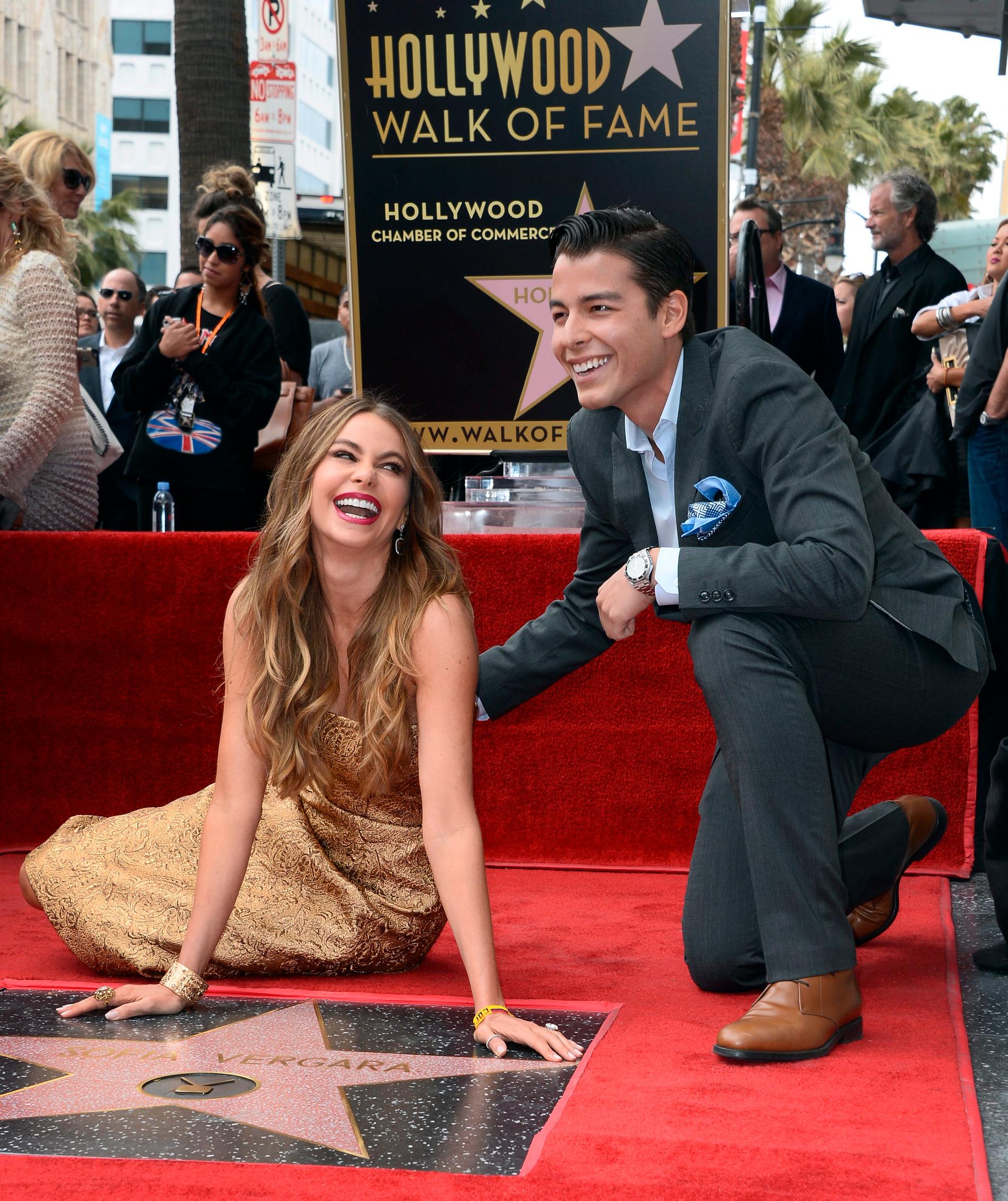 Sofia Vergara e suo figlio Manolo Gonzalez Ripoll Vergara Vergara posano accanto alla stella di Vergara sulla Hollywood Walk of Fame nel maggio 2015. 
