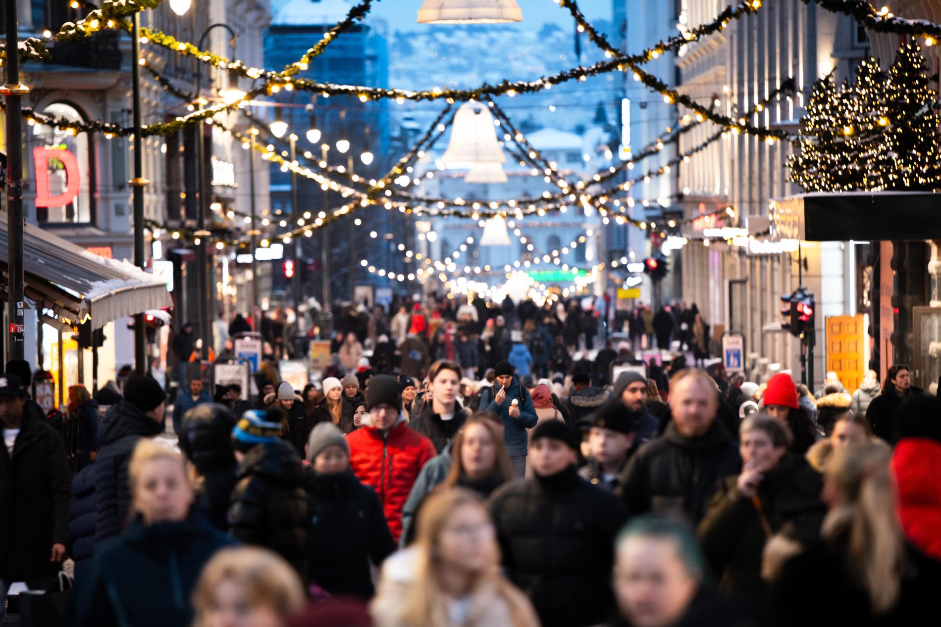 KOK: There are a lot of people in Karl Johan on the first day after Christmas when the shops open. 