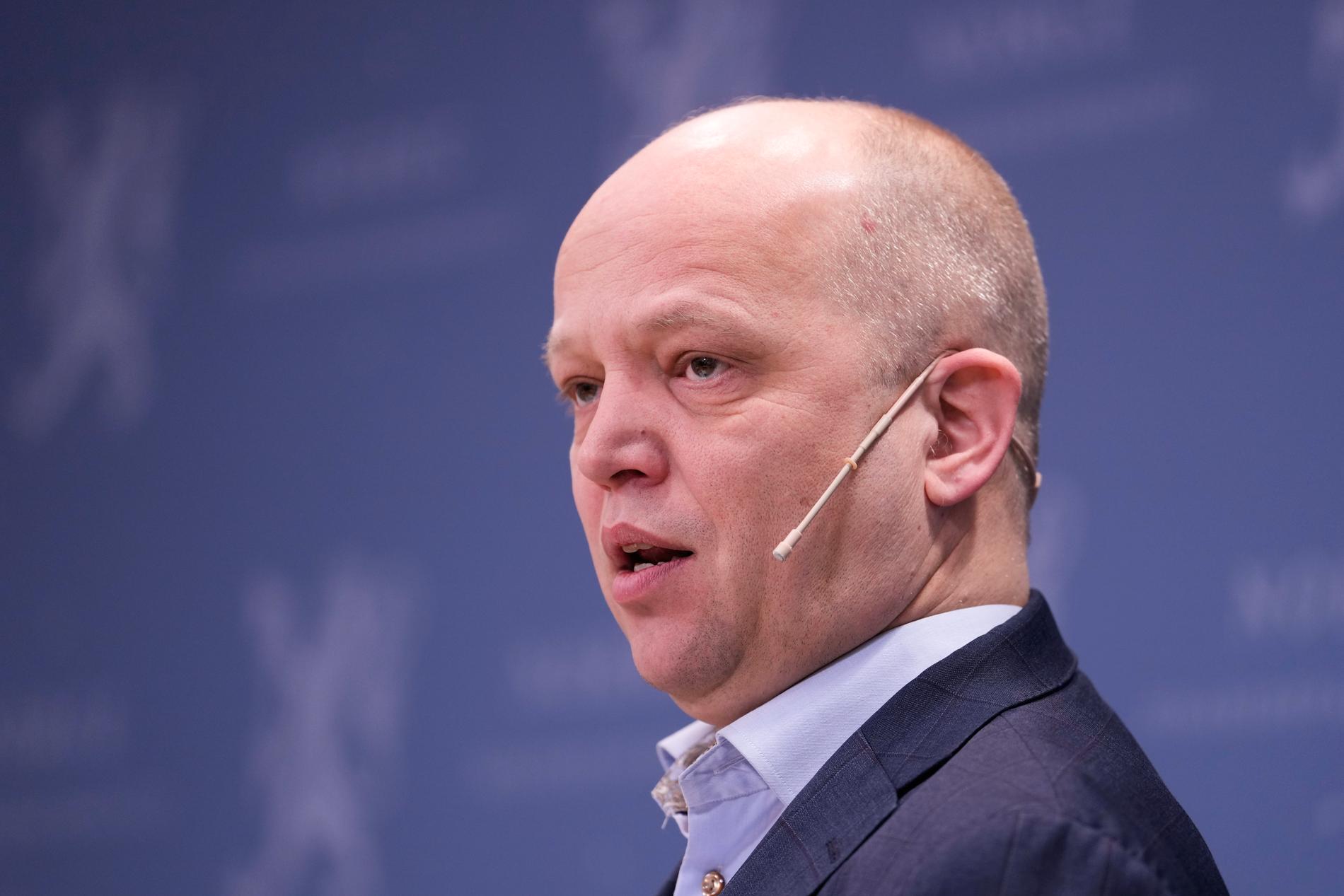 Finansminister Trygve Slagsvold Vedum (Sp) får svar fra Høyres 2. nestleder Tina Bru. 