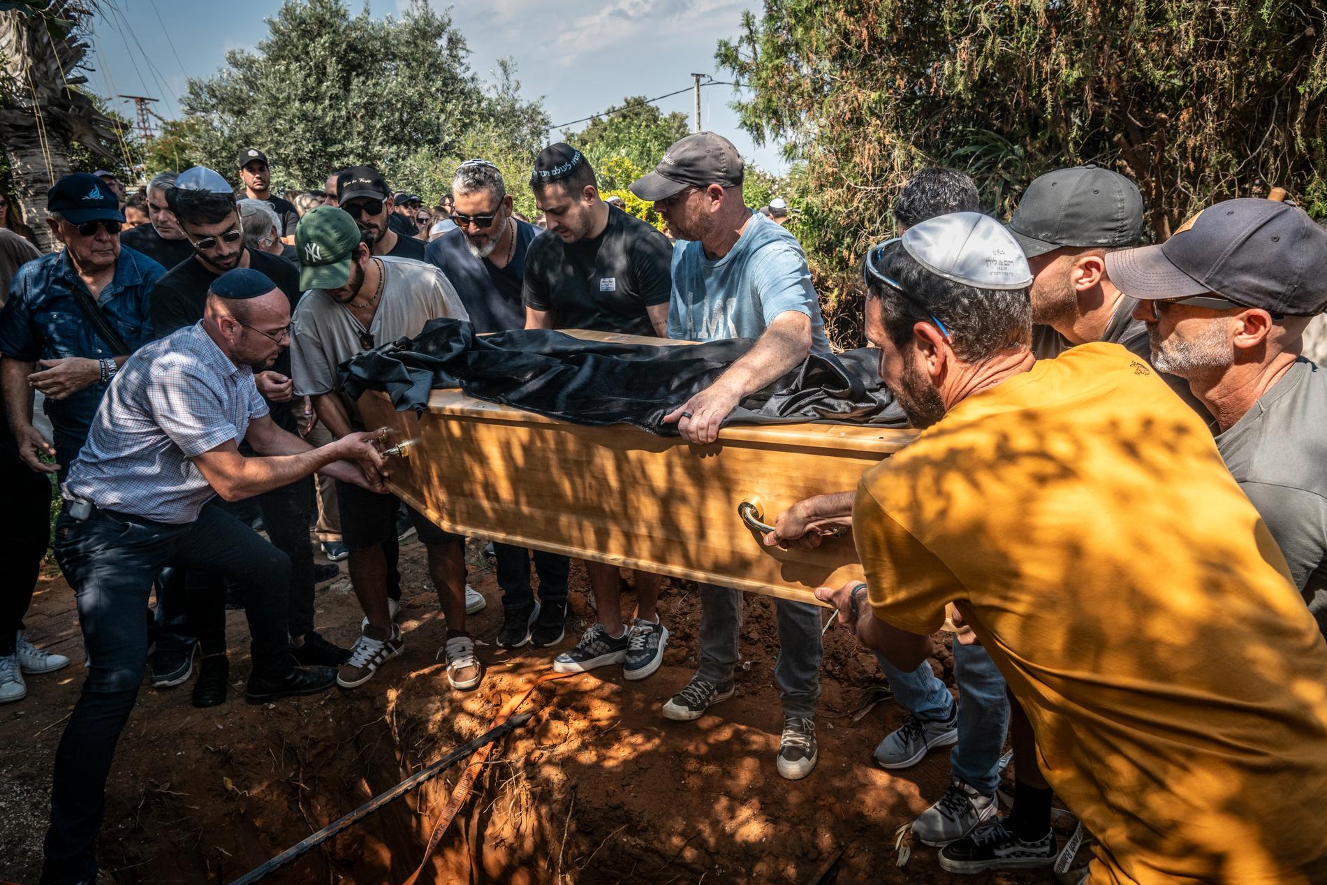 Sepoltura: la bara della 24enne May è stata calata nella tomba nel piccolo cimitero di Gan Haim.