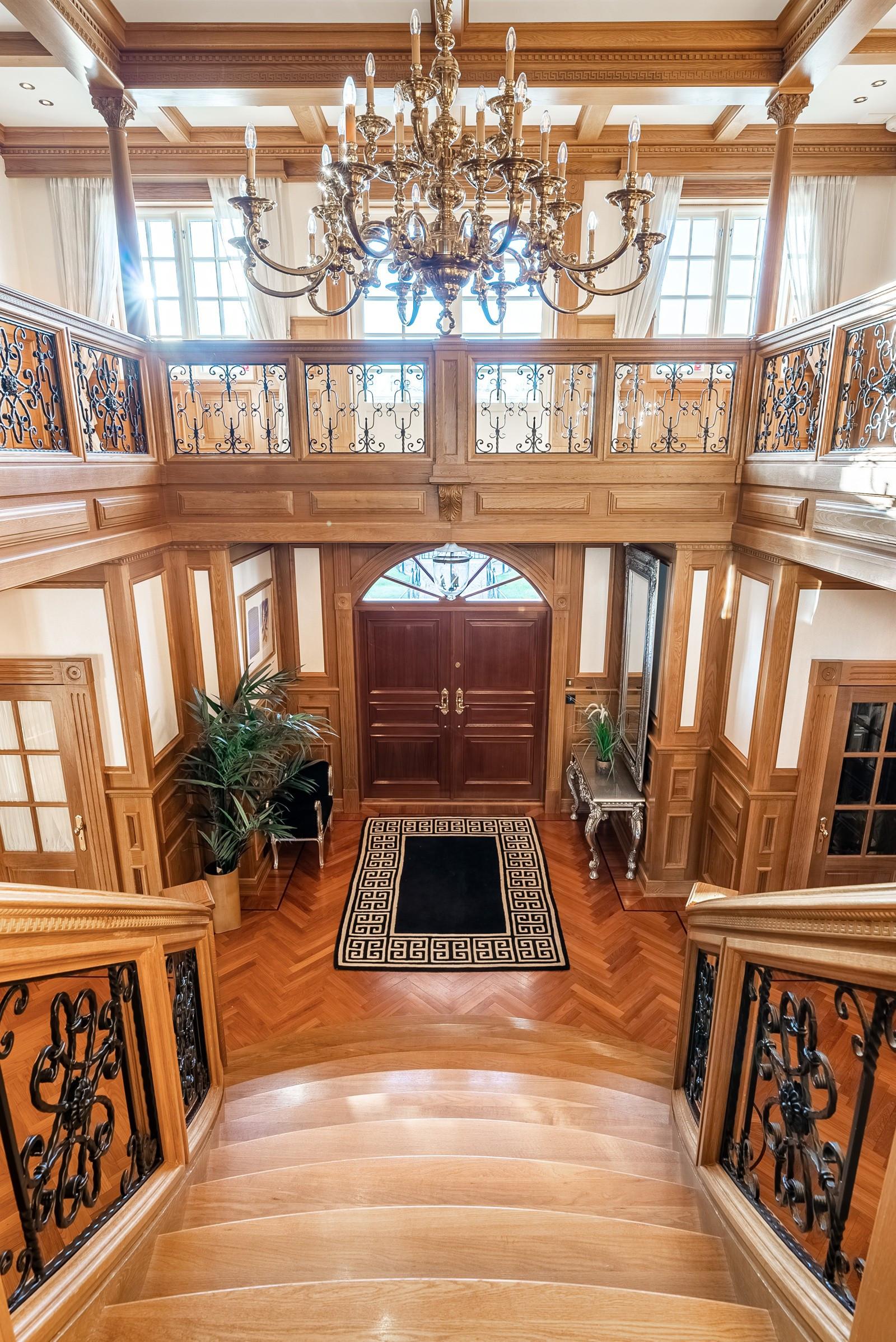 De massive eikedetaljene ved inngangspartiet er inspirert av den storslåtte trappen i Titanic. 