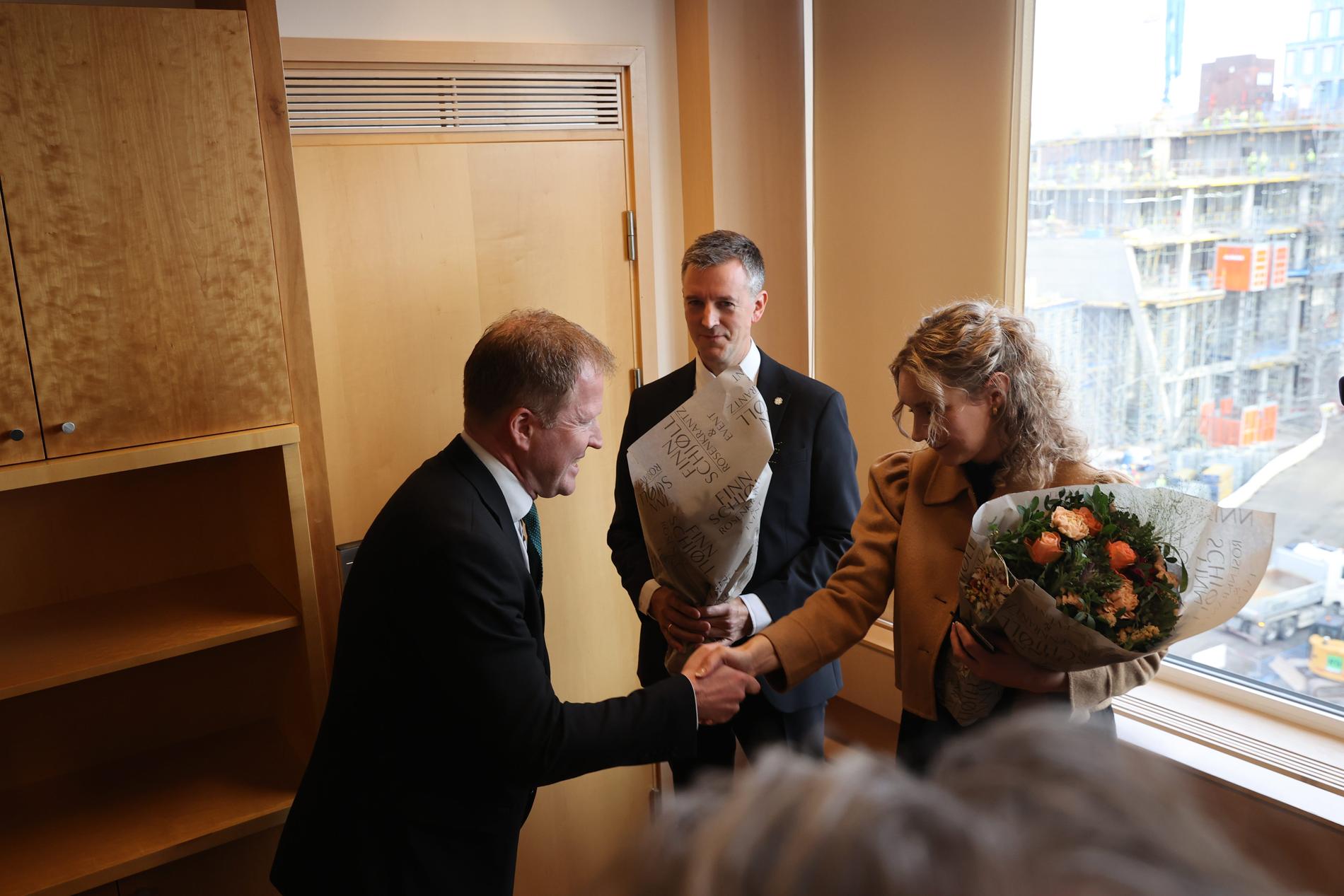 FRESH MINISTER: A few weeks as a new minister, Minister of Digitalization and Administration Karianne Oldernes Tung (Ap) was abused on social media.  The image shows outgoing city and district minister Sigbjørn Gjelsvik (Sp) (left) handing over the keys to Tung on October 16.