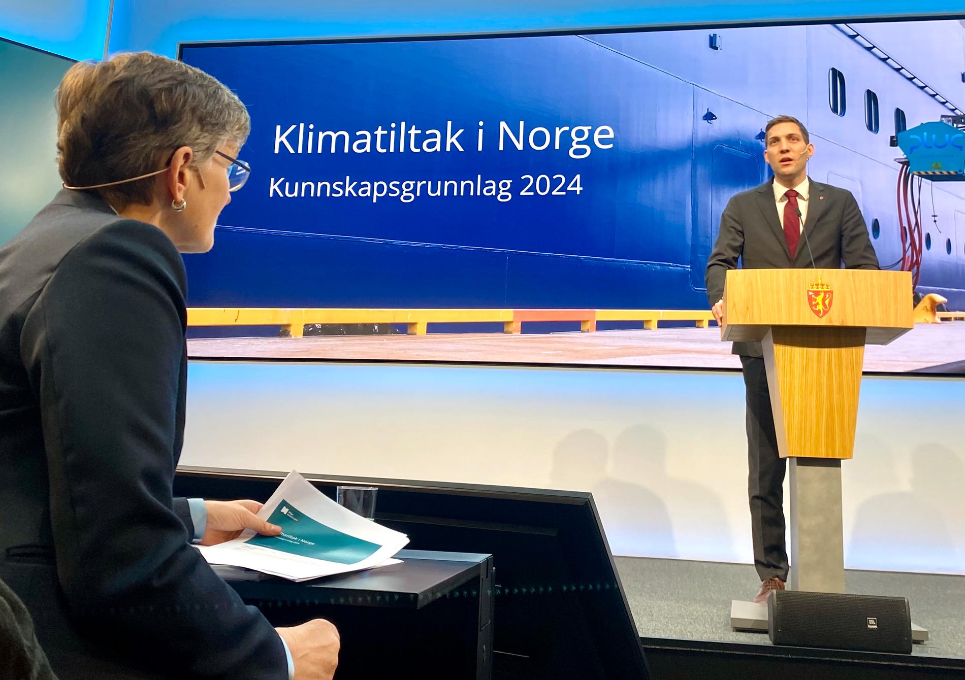 Klimaminister Andreas Bjelland Eriksen og direktør Ellen Hambro i Miljødirektoratet under en pressekonferanse onsdag.