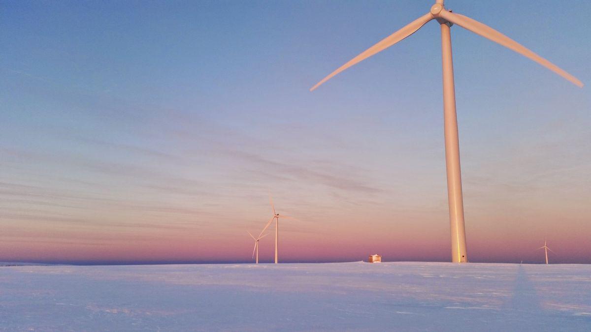 Det finnes allerede en del vindkraft i Finnmark. Nå er det meldt inn en rekke nye prosjekter, men ifølge NVE vil bare noen få av dem kunne bygges ut. Dette bildet er fra vindkraftverket Raggovidda.