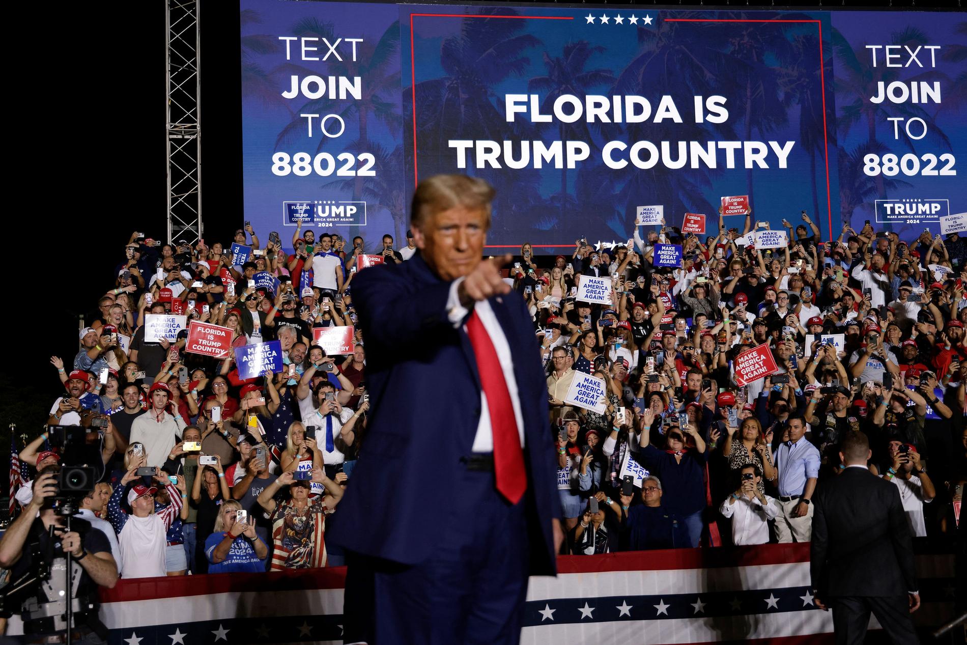 Nella famosa posa: Donald Trump sul palco dello Hialeah di Miami mercoledì sera.  Non voleva mescolarsi con altri candidati presidenziali repubblicani. 