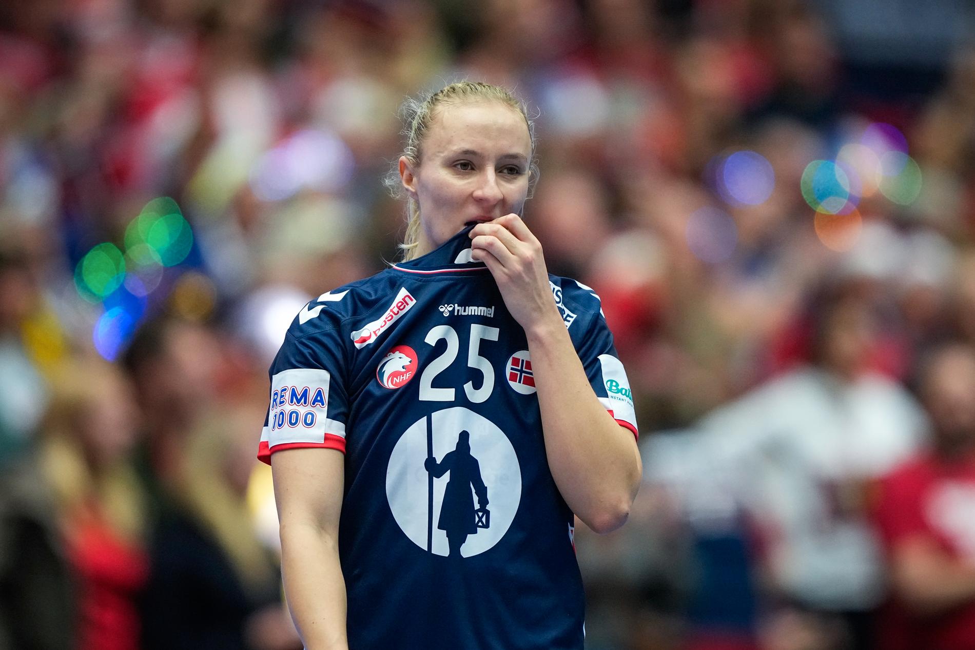 N. 18: Heni Rystad durante la finale della Coppa del Mondo contro la Francia, quando la Norvegia perse 28-31.