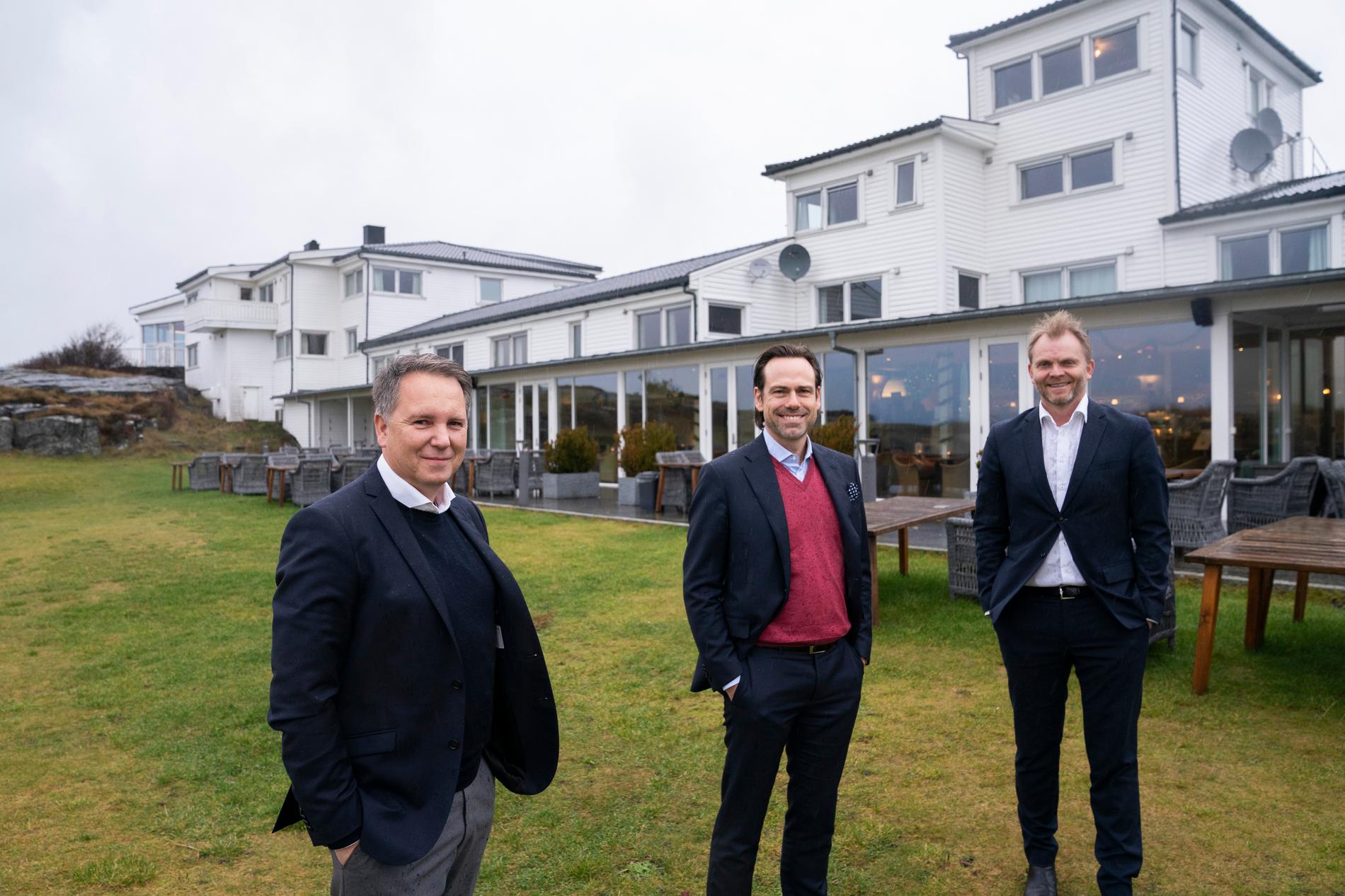 Denne trioen representerer Glastad Holding som har kjøpt Sola Strand Hotel for rundt 160 millioner kroner. Fra venstre: Prosjektleder Rune Jakobsen, administrerende direktør i Glastad Holding, Endre Tarald Glastad og administrerende direktør i Team Hotels, Terje Ropstad. 