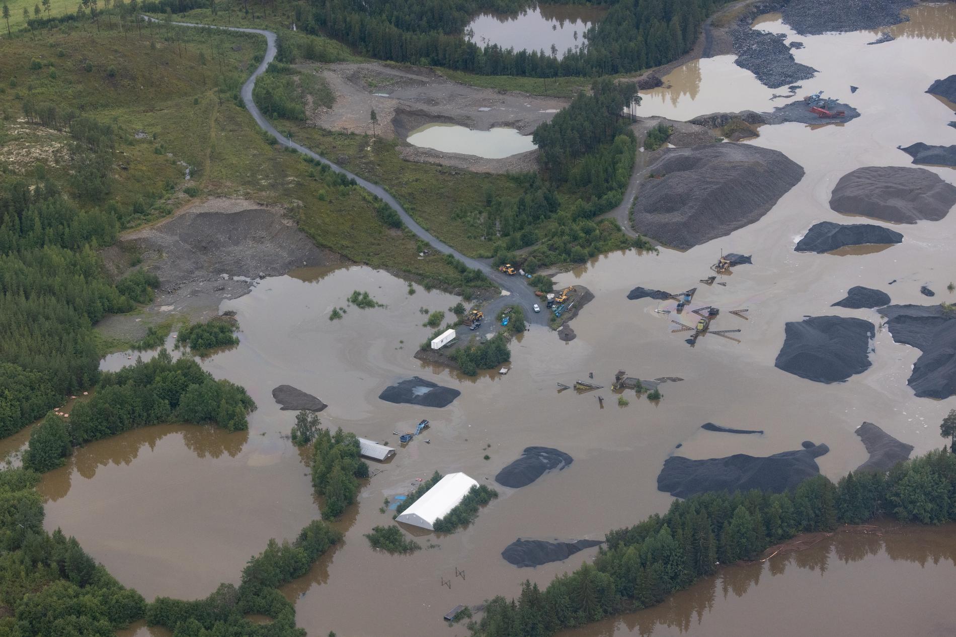 EKSTREMVÆR I SOMMER: Bildet viser blant annet oversvømmelser i Aurdal i Valdres som følge av  ekstremværet Hans tidlig i august. 
