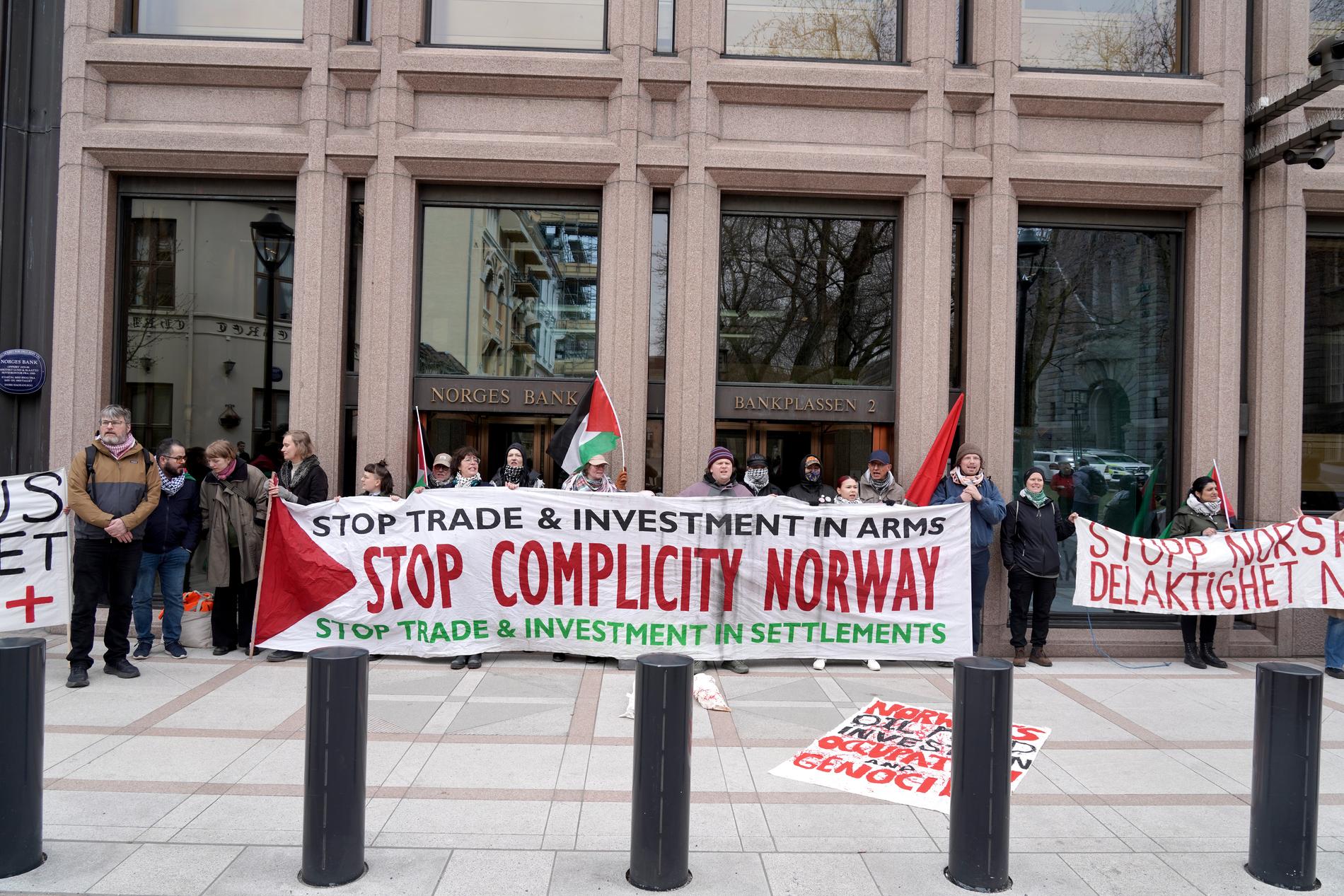 OGSÅ PÅ PLASS: Aktivister blokkerte tirsdag inngangene til Norges Bank.
