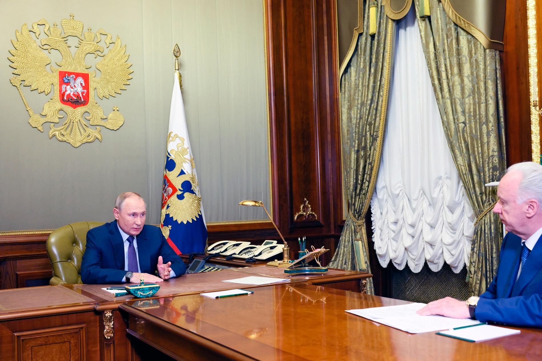 Buoni autobus: Vladimir Putin e Bastrykin in un incontro a San Pietroburgo nell'ottobre 2022. Hanno studiato insieme a San Pietroburgo.