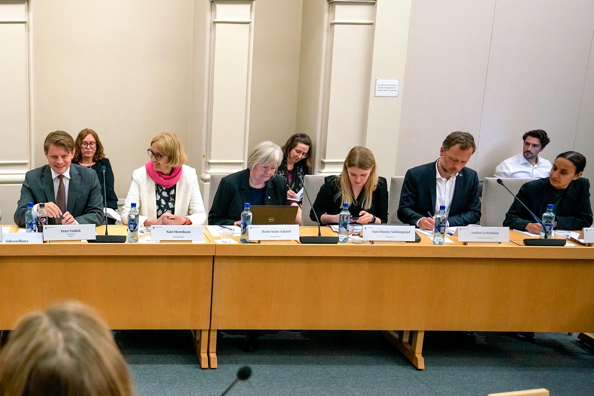 Deler av Stortingets kontroll- og konstitusjonskomité, fra venstre leder Peter Frølich (H), Kari Henriksen (Ap), Bente Irene Aaland (Ap), Sara Hamre Sekkingstad (Sp), Audun Lysbakken (SV) og Seher Aydar (Rødt).