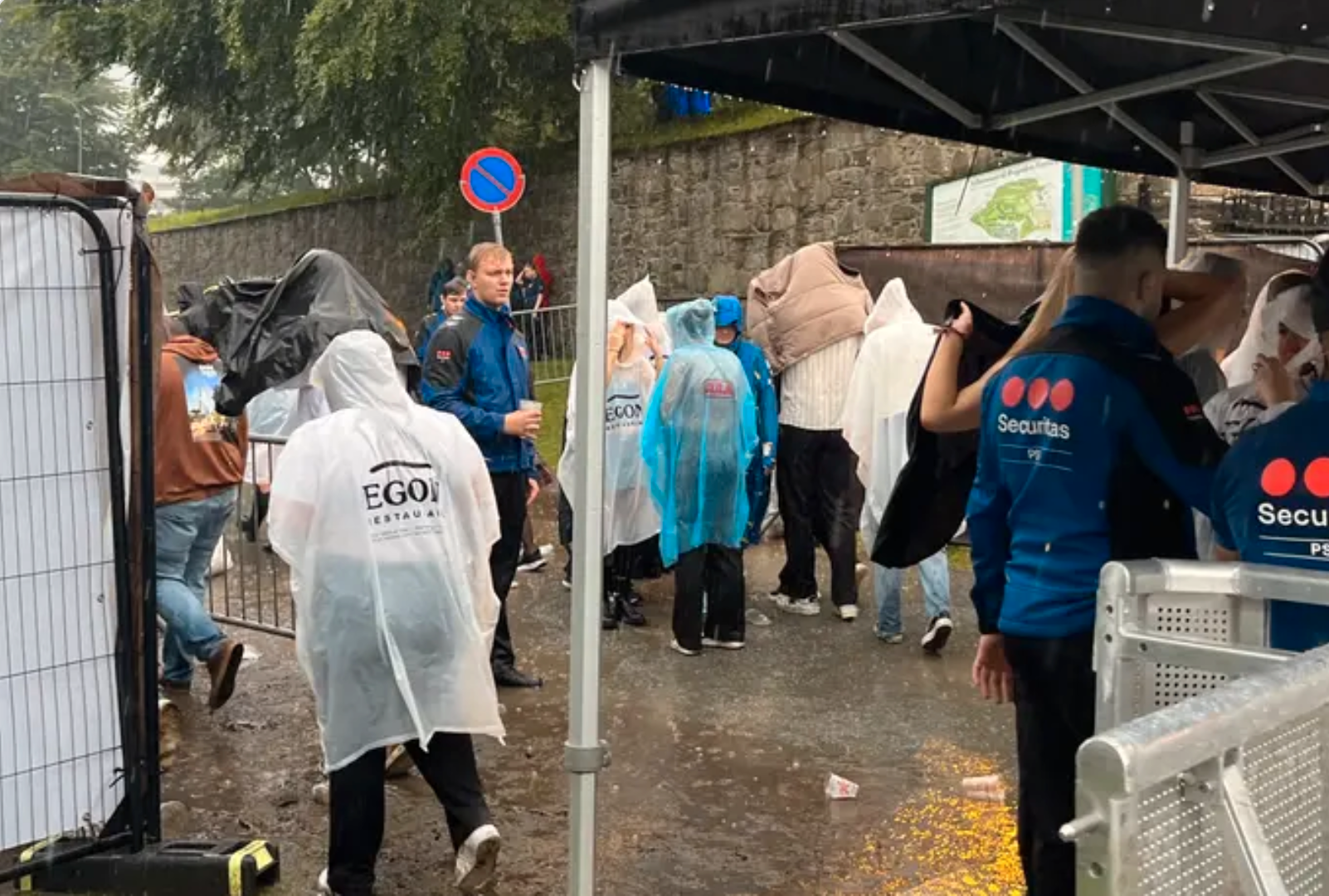 Concert Interruption at Feelings Festival in Bergen: Concertgoers Escape Unexpected Rain