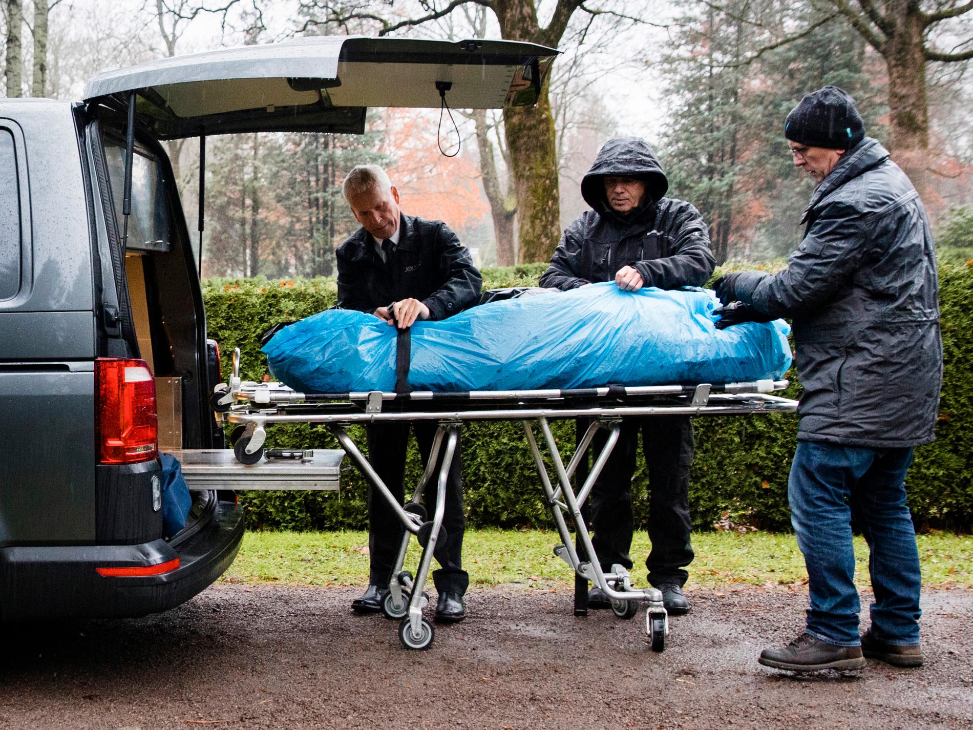 BROUGHT BACK: For 20 years, she lay in the earth in a nameless grave. Now Jennifer Fergate has returned. Per-Erik Larsen of Jølstad Funeral Agency, Police Superintendent Geir Skauge and consultant Lennart Kyrdalen of the Oslo police transport the Plaza woman to the forensic pathologists who will conduct the next stage.