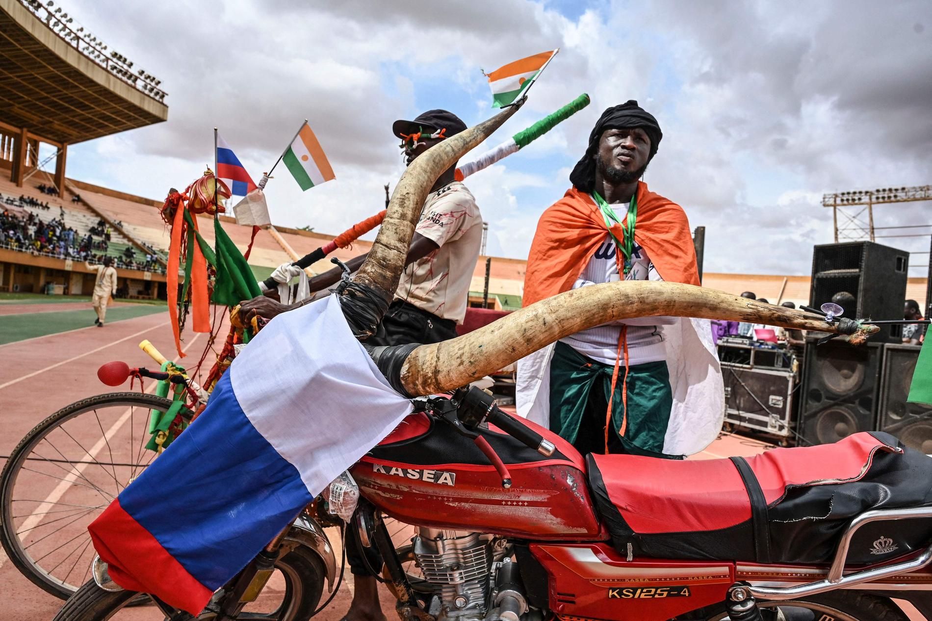 Orgoglio nazionale: una motocicletta in Niger è decorata con le tradizionali corna di zebù e la bandiera russa.