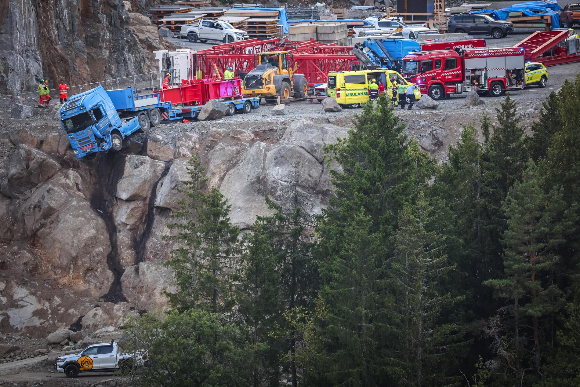 Truck hanging on a cliff – driver transported to hospital – VG